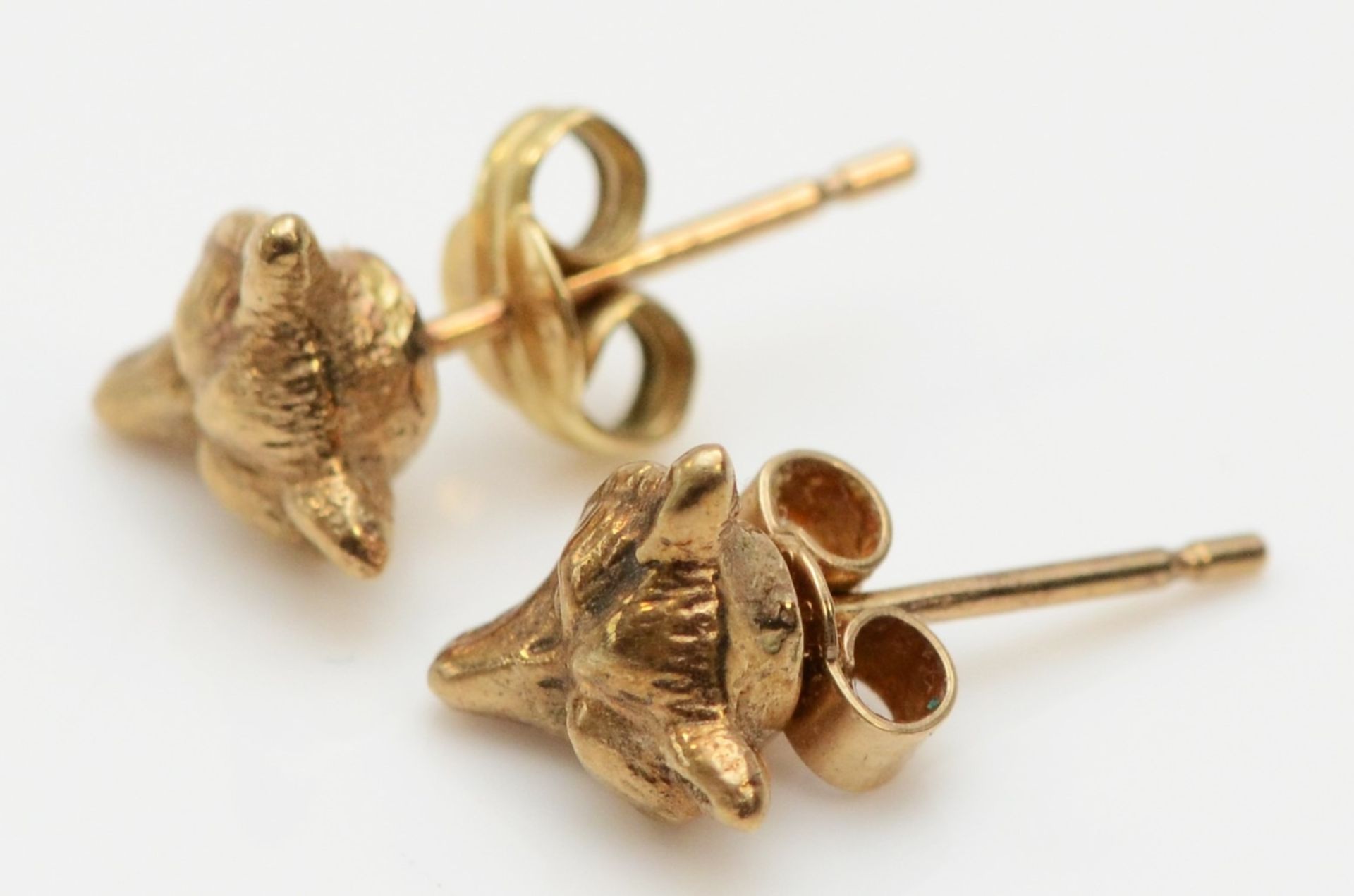 A 9ct gold pair of fox head ear studs, 7mm, 1.7gm - Image 2 of 2