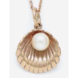 A 9ct gold and 5mm cultured pearl oyster shell pendant, chain, 2.8gm