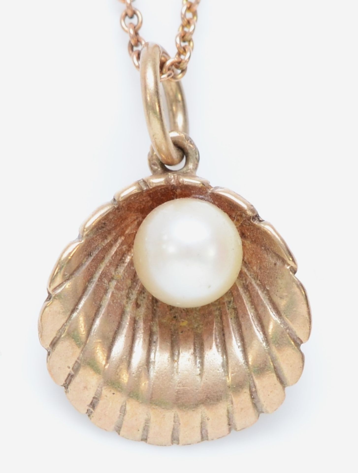 A 9ct gold and 5mm cultured pearl oyster shell pendant, chain, 2.8gm