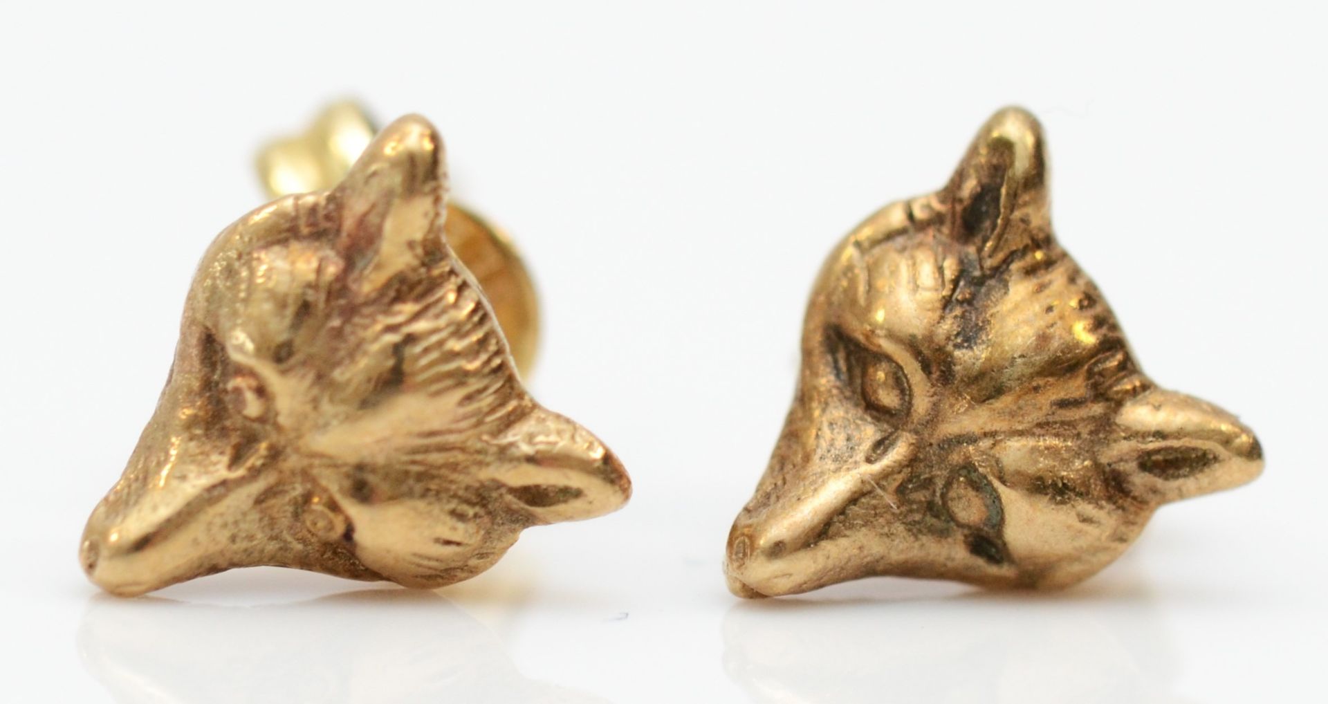 A 9ct gold pair of fox head ear studs, 7mm, 1.7gm
