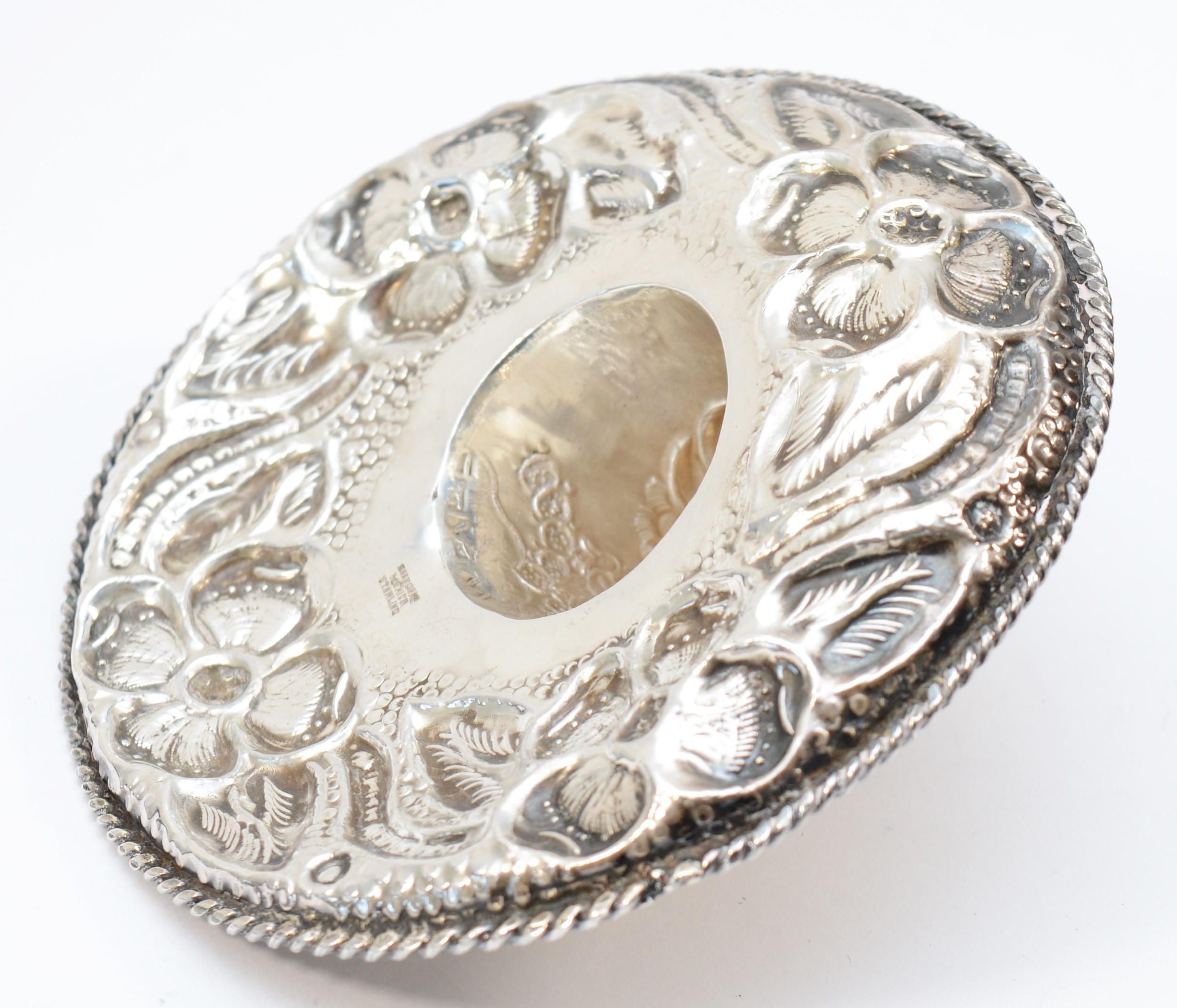 A Mexican Sterling Silver hat, with embossed and chased floral decoration, diameter 13cm, 91gms - Bild 3 aus 3