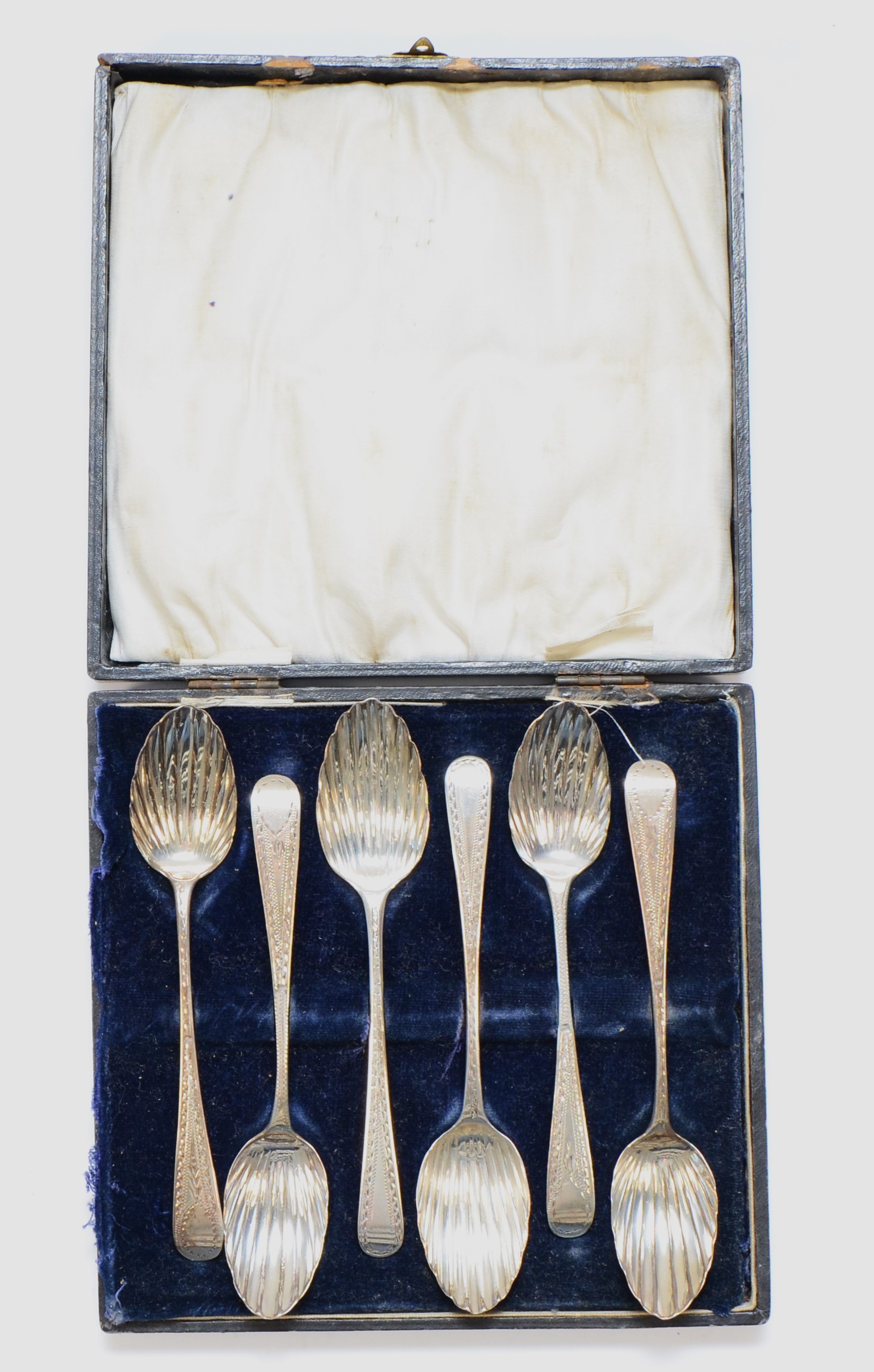 A George III silver set of bright cut and shell bowl tea spoons, various makers and dates, 76gm, - Bild 2 aus 2