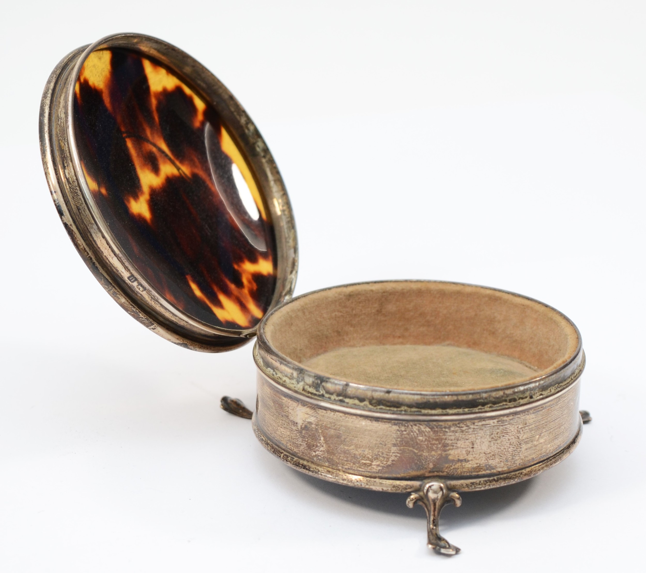 A silver and tortoiseshell trinket box, Birmingham 1919, hinged lid, raised on three feet, 8.5cm. - Bild 2 aus 2