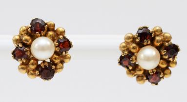 A 9ct gold pair of garnet and 4mm cultured pearl ear studs, 2.8gm