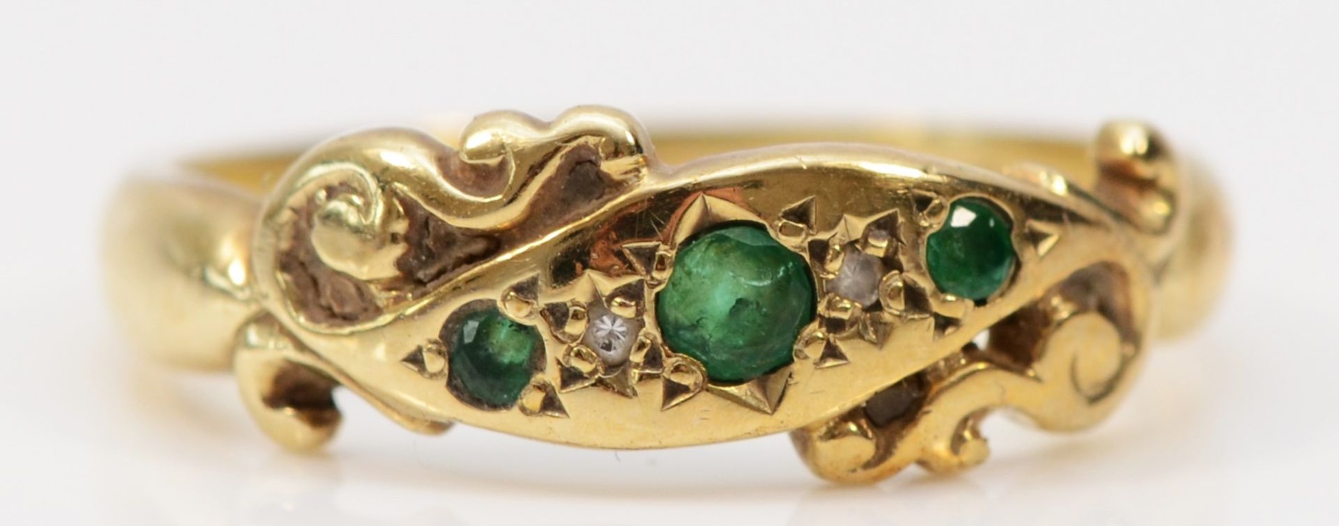 A 9ct gold gold Edwardian style emerald and brilliant cut diamond five stone ring, O 1/2, 2.7gm