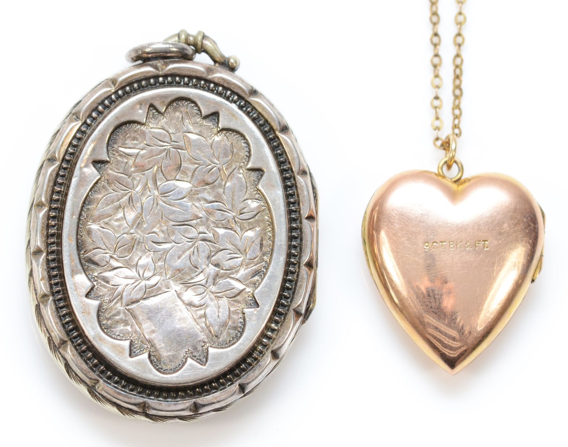 An Edwardian 9ct gold back and front heart shape locket, 24mm, to a 9ct gold 40cm chain, chain 1. - Image 2 of 3