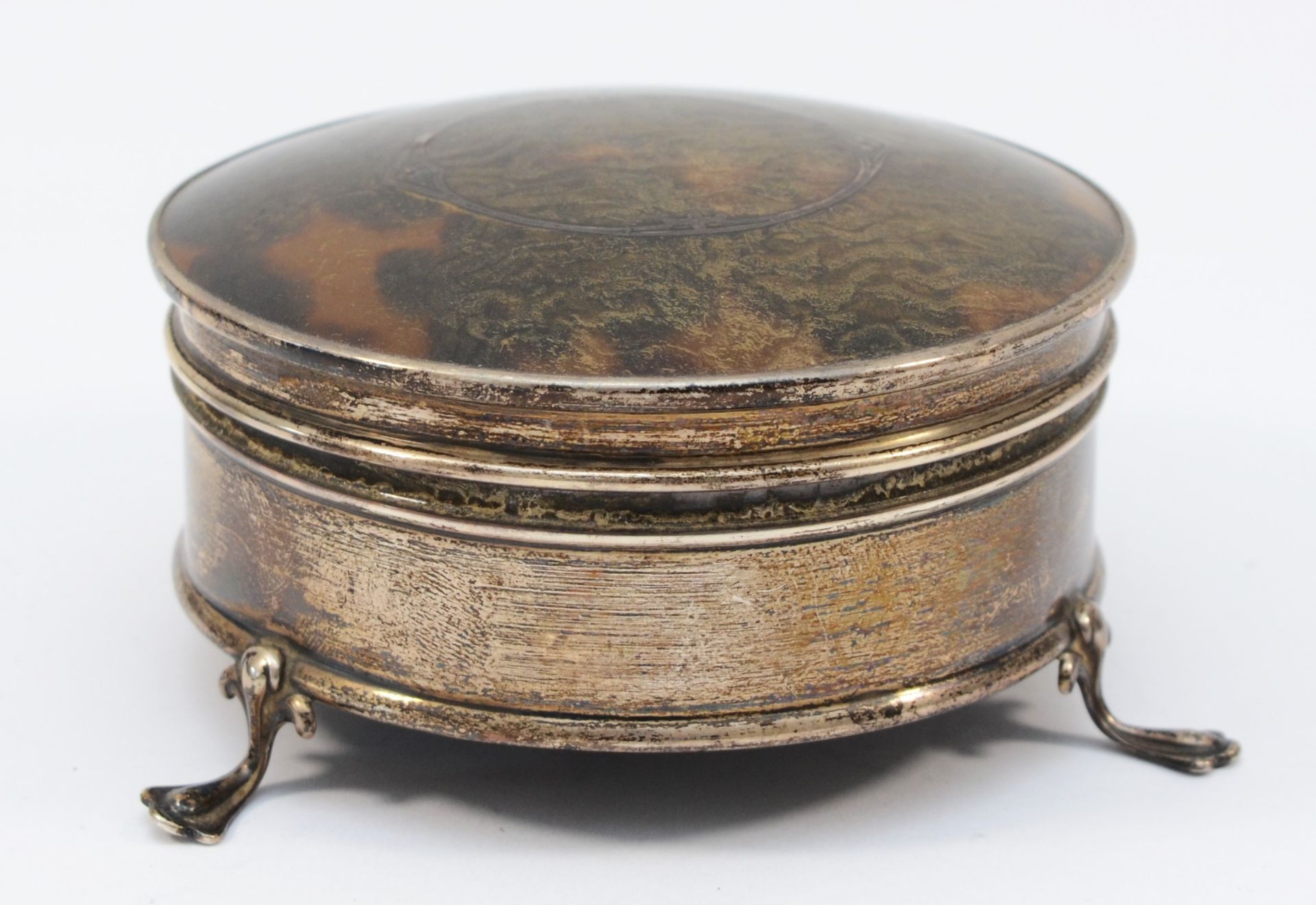 A silver and tortoiseshell trinket box, Birmingham 1919, hinged lid, raised on three feet, 8.5cm.
