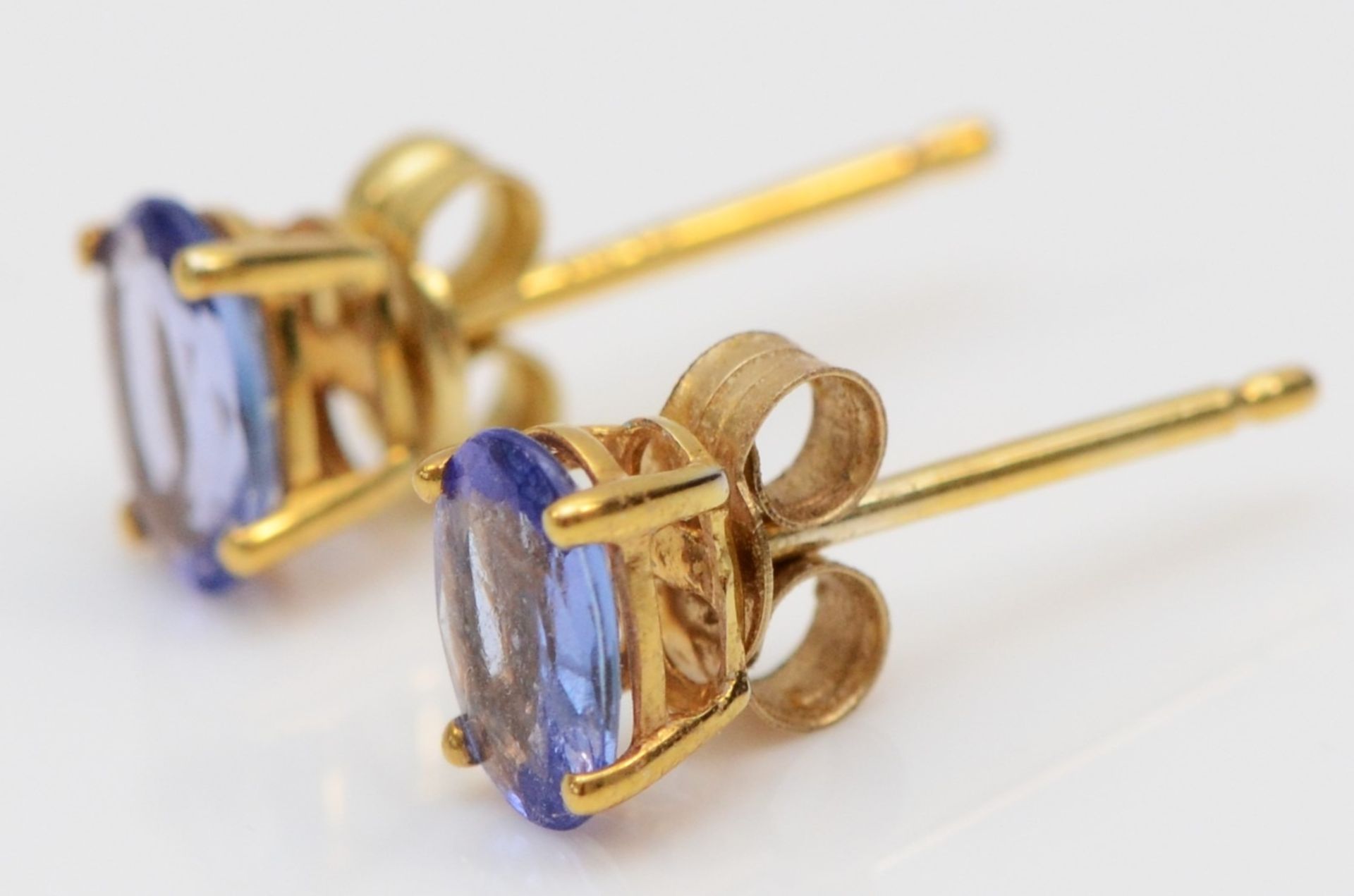 A 14k gold and tanzanite pair of ear studs, 9ct butterflies, 0.6gm - Image 2 of 2