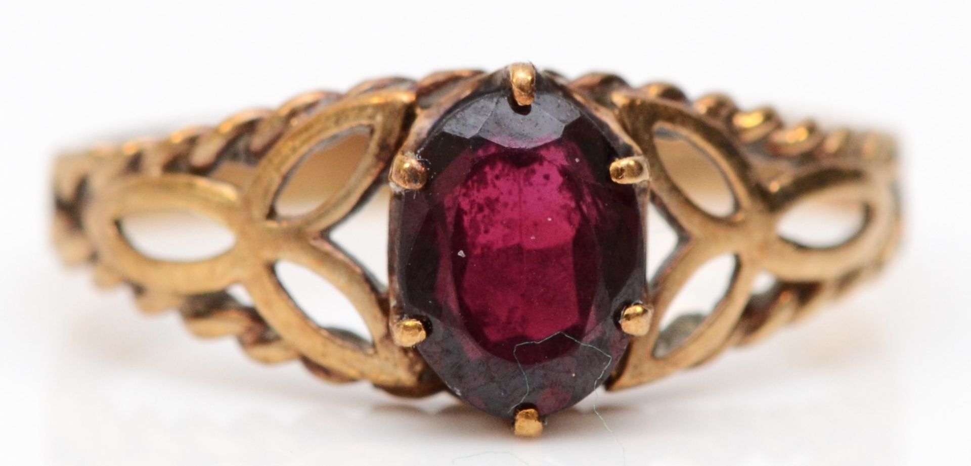 A 9ct gold and garnet single stone ring, Q, 2.2gm