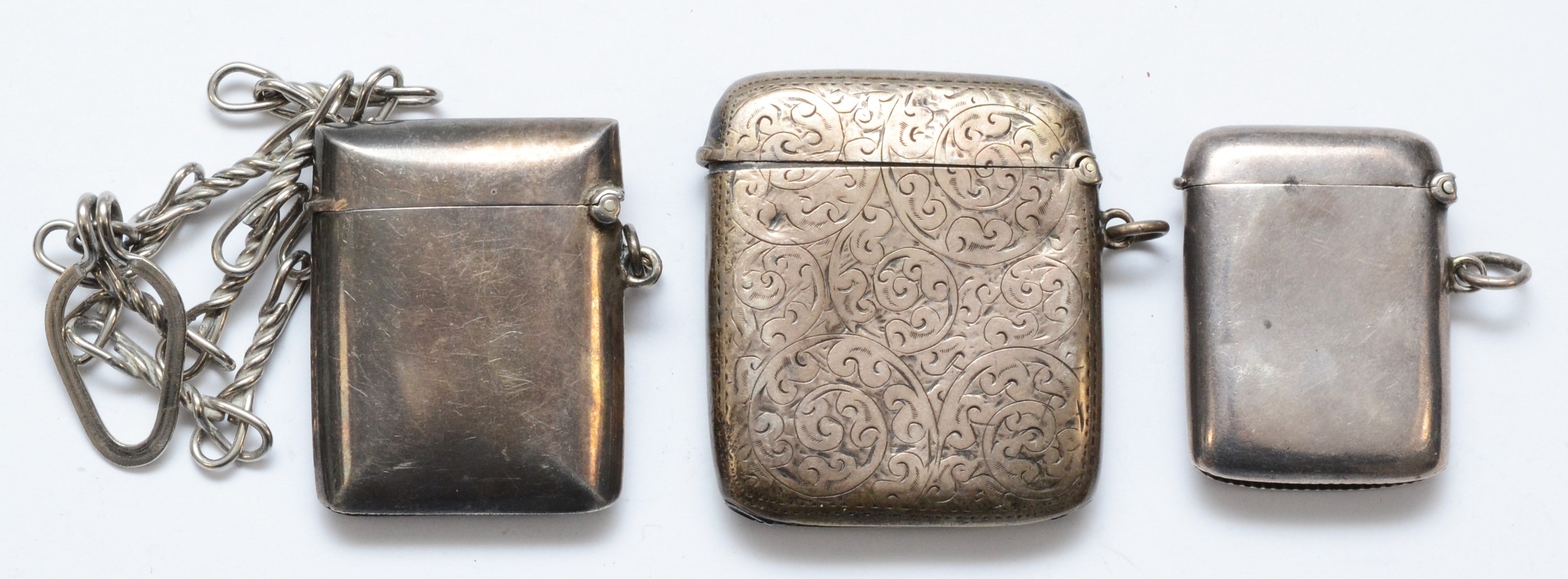 Three silver vesta cases, Birmingham 1906, 1912 and Sheffield 1899, with metal chain attached, - Bild 2 aus 3