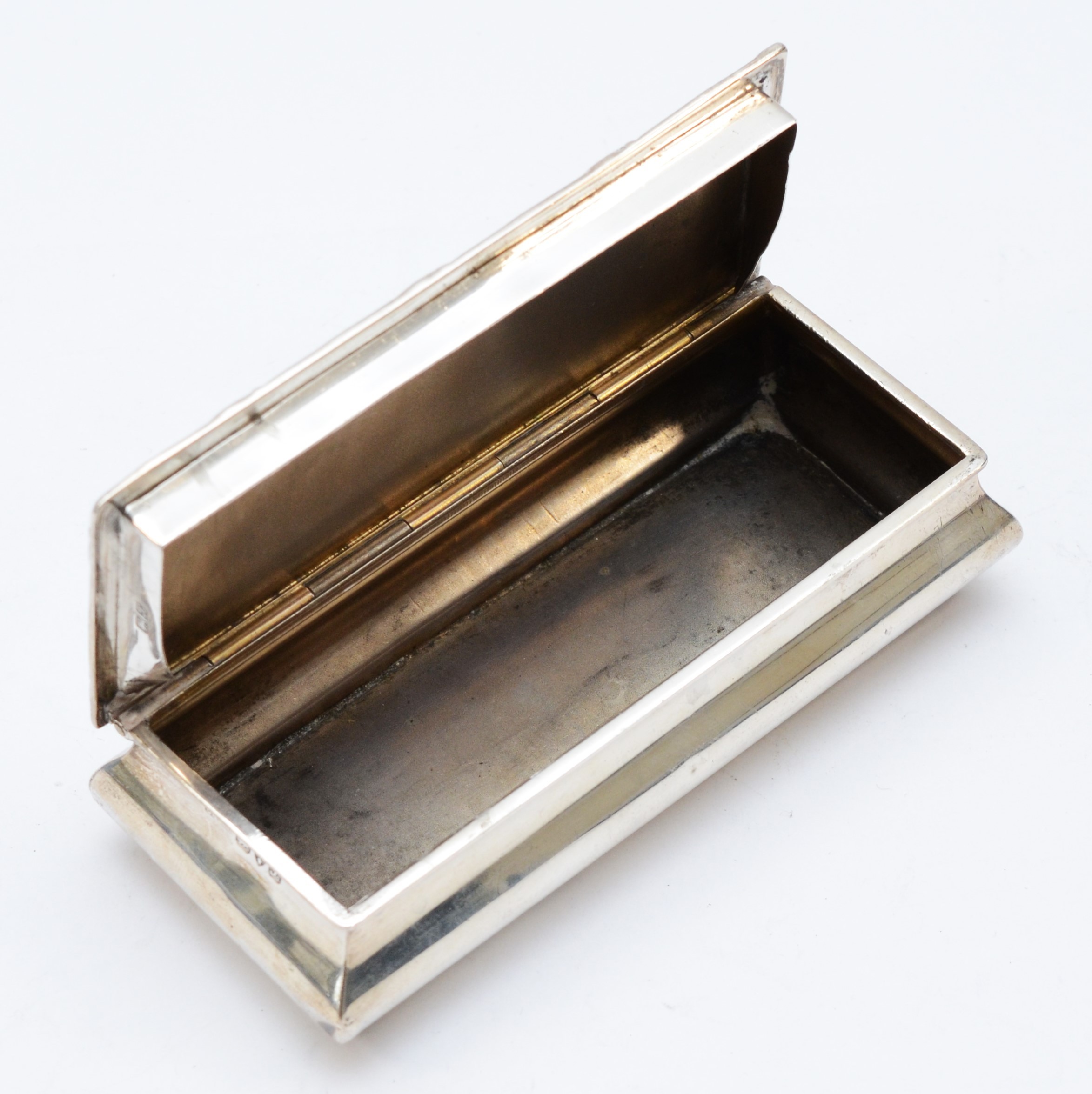 A rectangular silver trinket box, Chester 1922, with hinged cover, 10.5 x 4.5 x 2.5cm, 83gms - Image 2 of 2