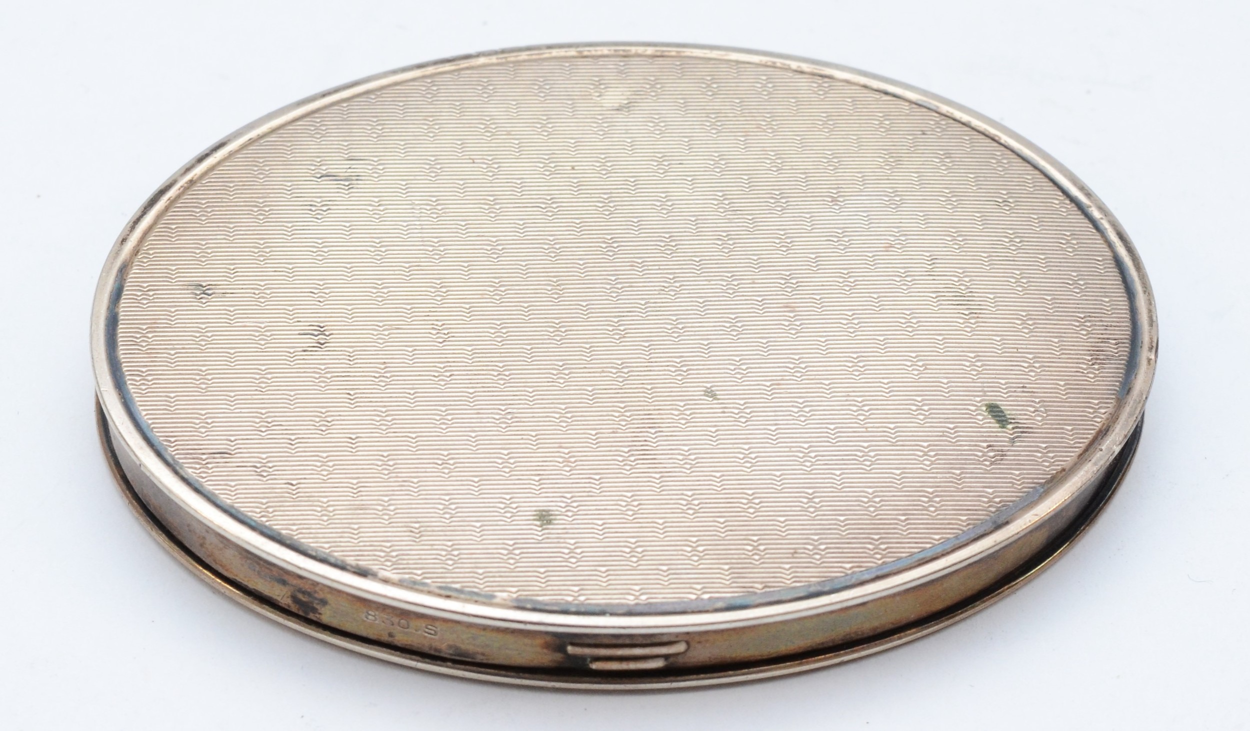 A Swedish 830 standard oval powder compact, opening to reveal a mirror, 8 x 6 x 1cm, 73gms gross.