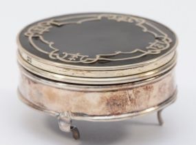 A silver and tortoiseshell trinket box, London 1913, hinged lid, raised on three legs, diameter 7cm