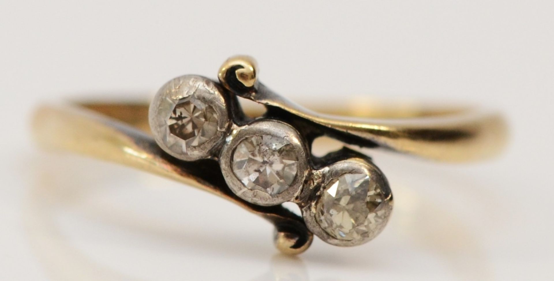 A vintage 18ct gold three stone diamond ring, J 1/2, 2gm