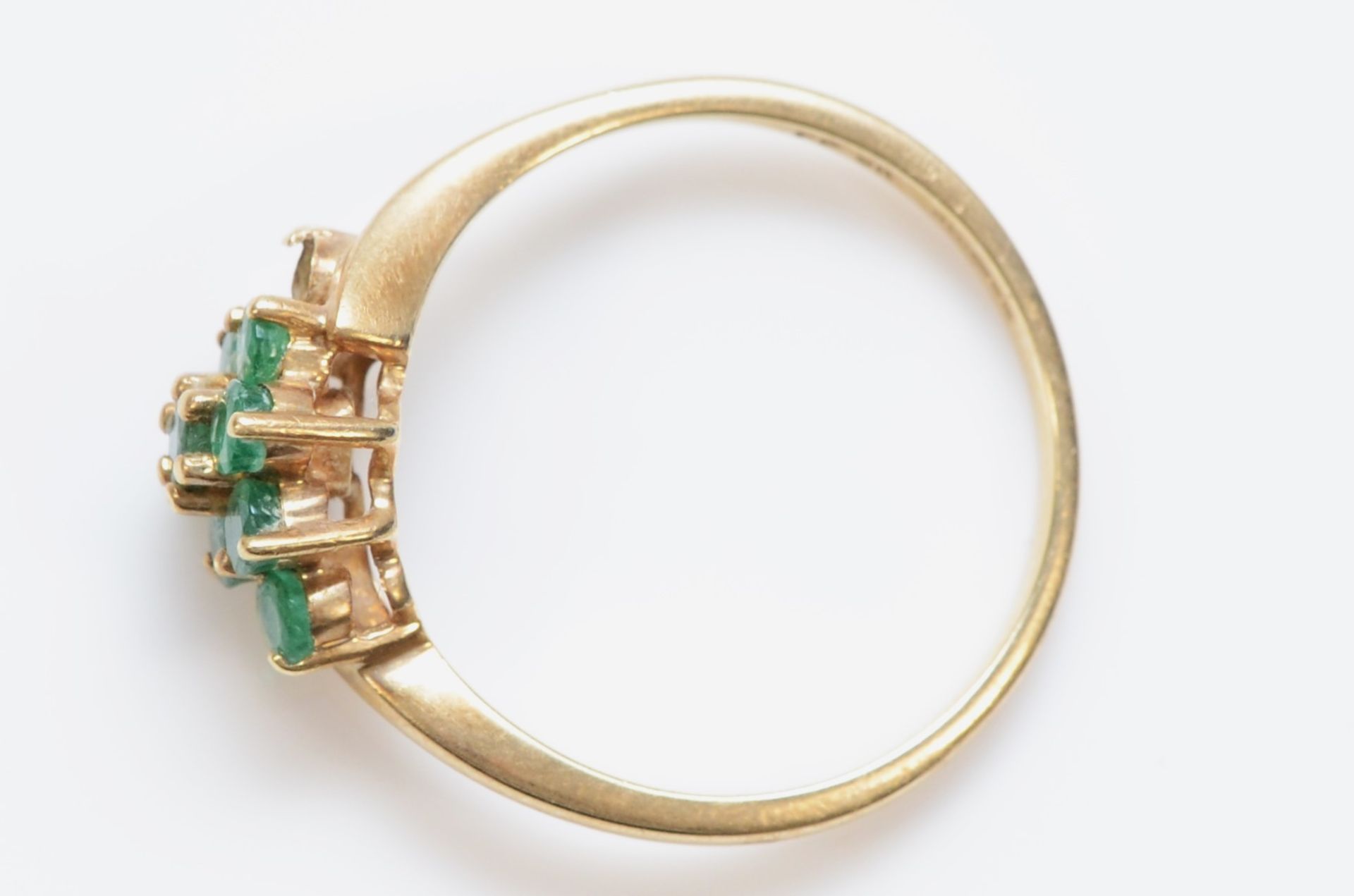 A 9ct gold and emerald cluster ring, one setting vacant, Q 1/2, 2.2gm - Image 2 of 2