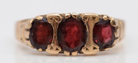 A vintage 9ct rose gold three stone garnet ring K, 2.1gm