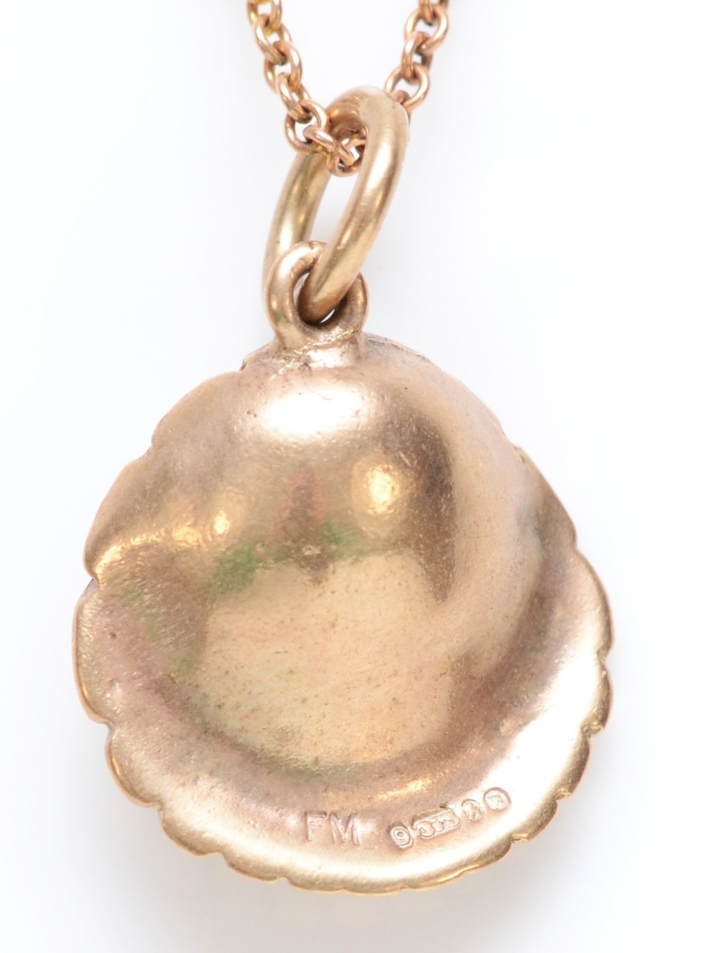 A 9ct gold and 5mm cultured pearl oyster shell pendant, chain, 2.8gm - Image 2 of 2