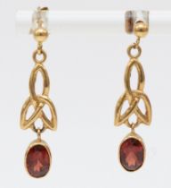 A 9ct gold pair of garnet drop ear pendants, 23mm, 2.4gm