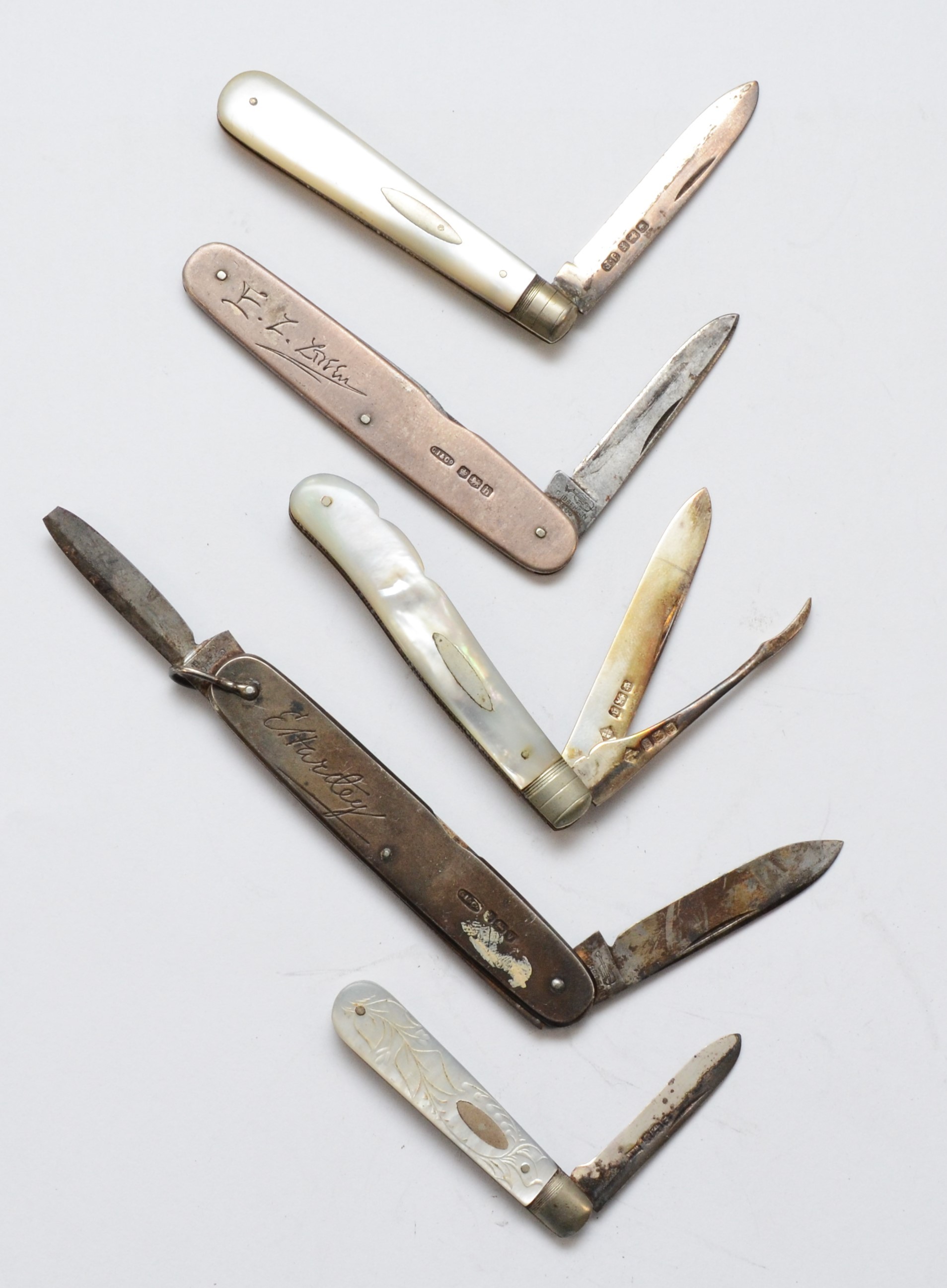 A Victorian silver and mother pearl fruit knife and pick, Sheffield 1899, two silver bladed fruit