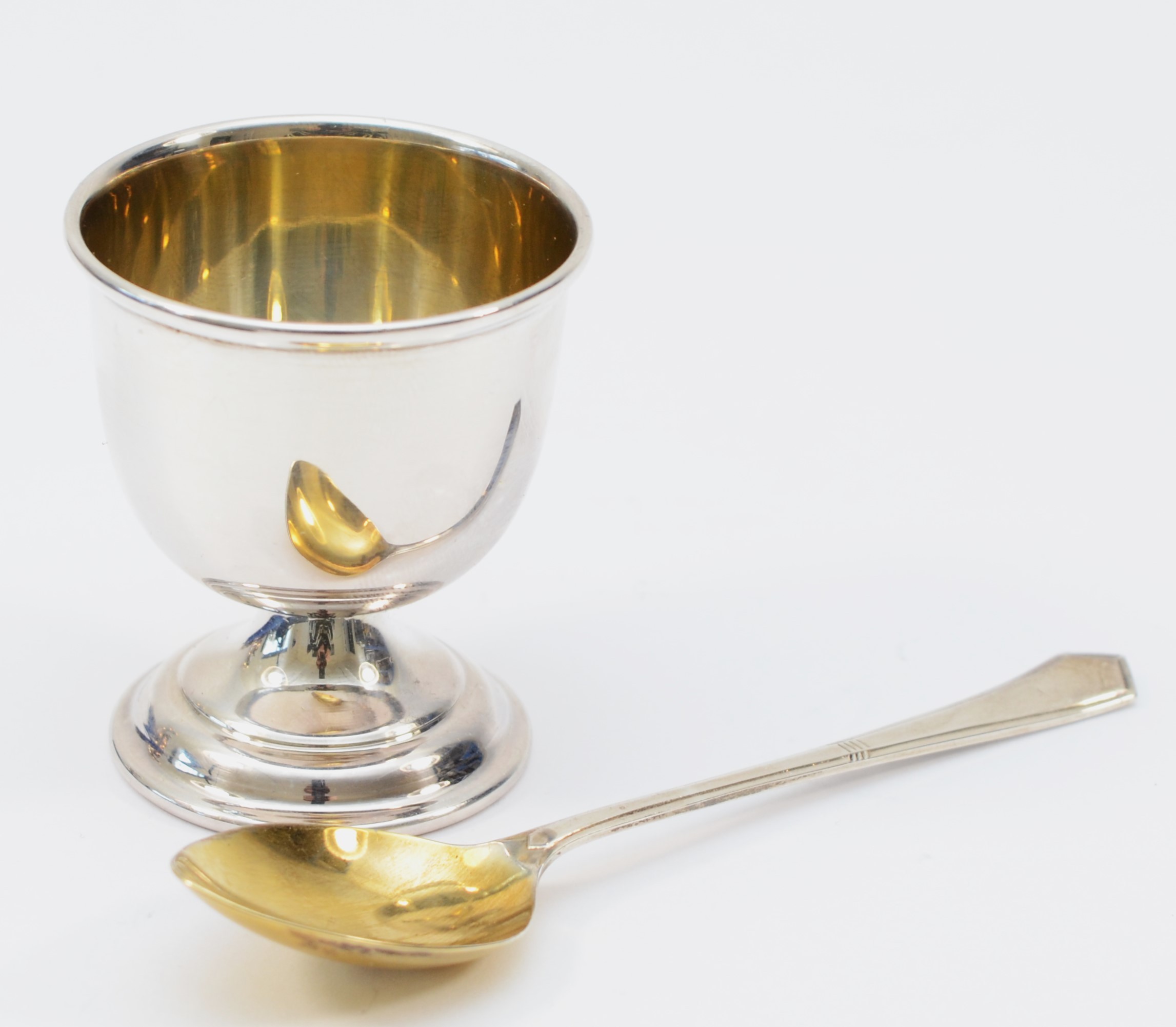 A silver egg cup and spoon, Birmingham 1973, loaded, case, not engraved - Image 2 of 2