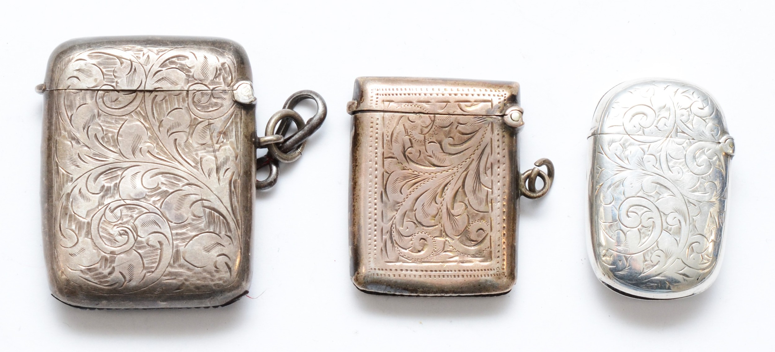 Three silver vesta cases, Birmingham 1896, 1911 and 1920, 58gms. - Bild 2 aus 3