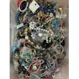 Approximately 10kg of costume jewellery.