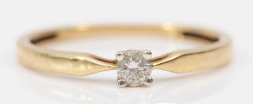 An unmarked 9ct gold and brilliant cut diamond single stone ring, approximately 0.10cts, M 1/2, 1.