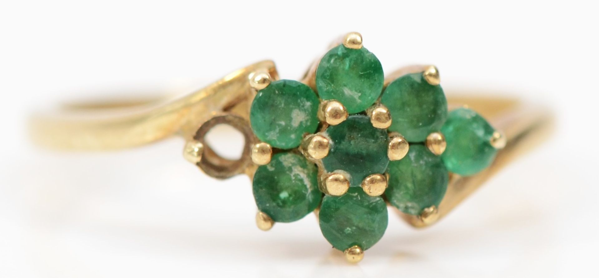 A 9ct gold and emerald cluster ring, one setting vacant, Q 1/2, 2.2gm