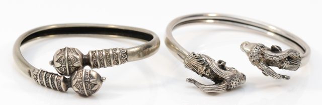 A 925 silver double ram's head sprung bracelet, 58 x 48mm and an unmarked silver sprung bangle,