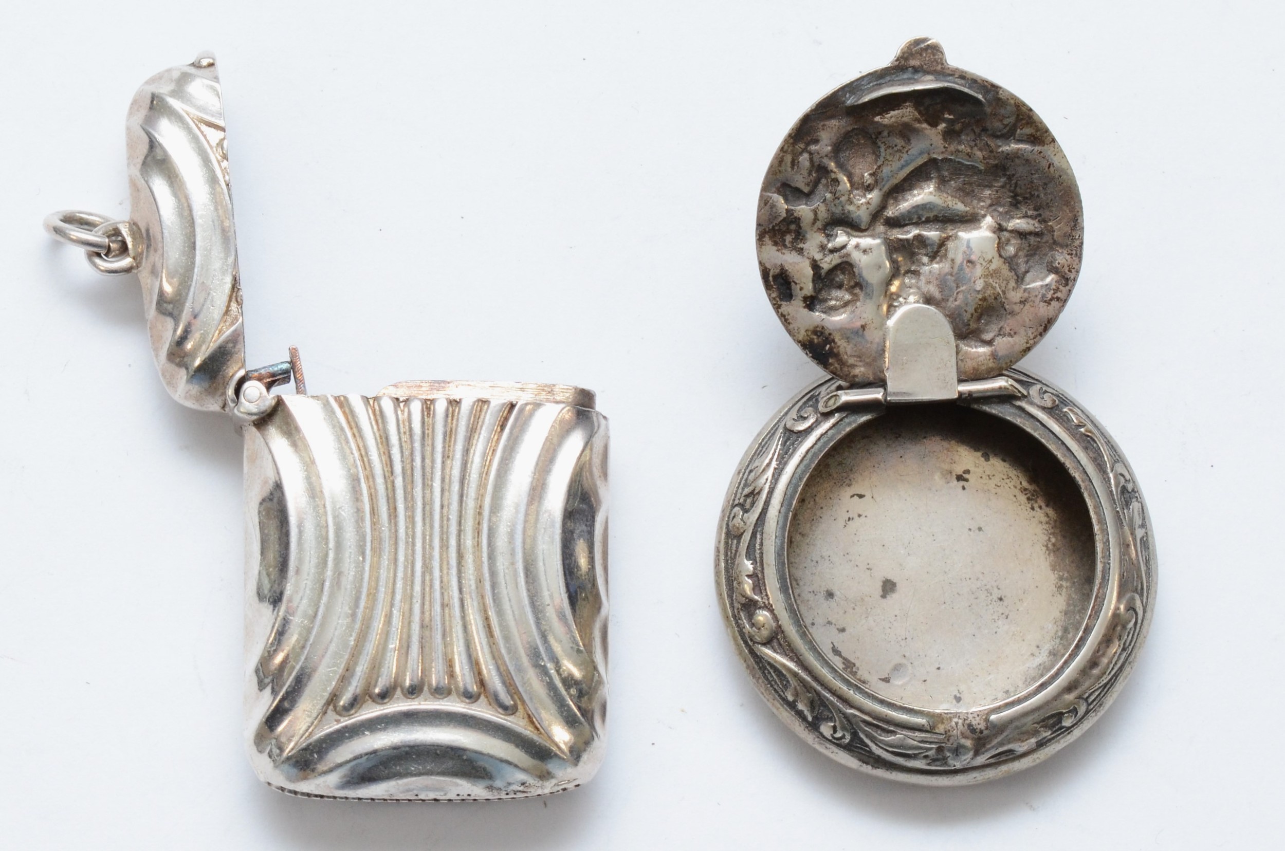 A Victorian electroplated vesta case and a circular silver pill box with Dutch sword mark. - Bild 2 aus 2