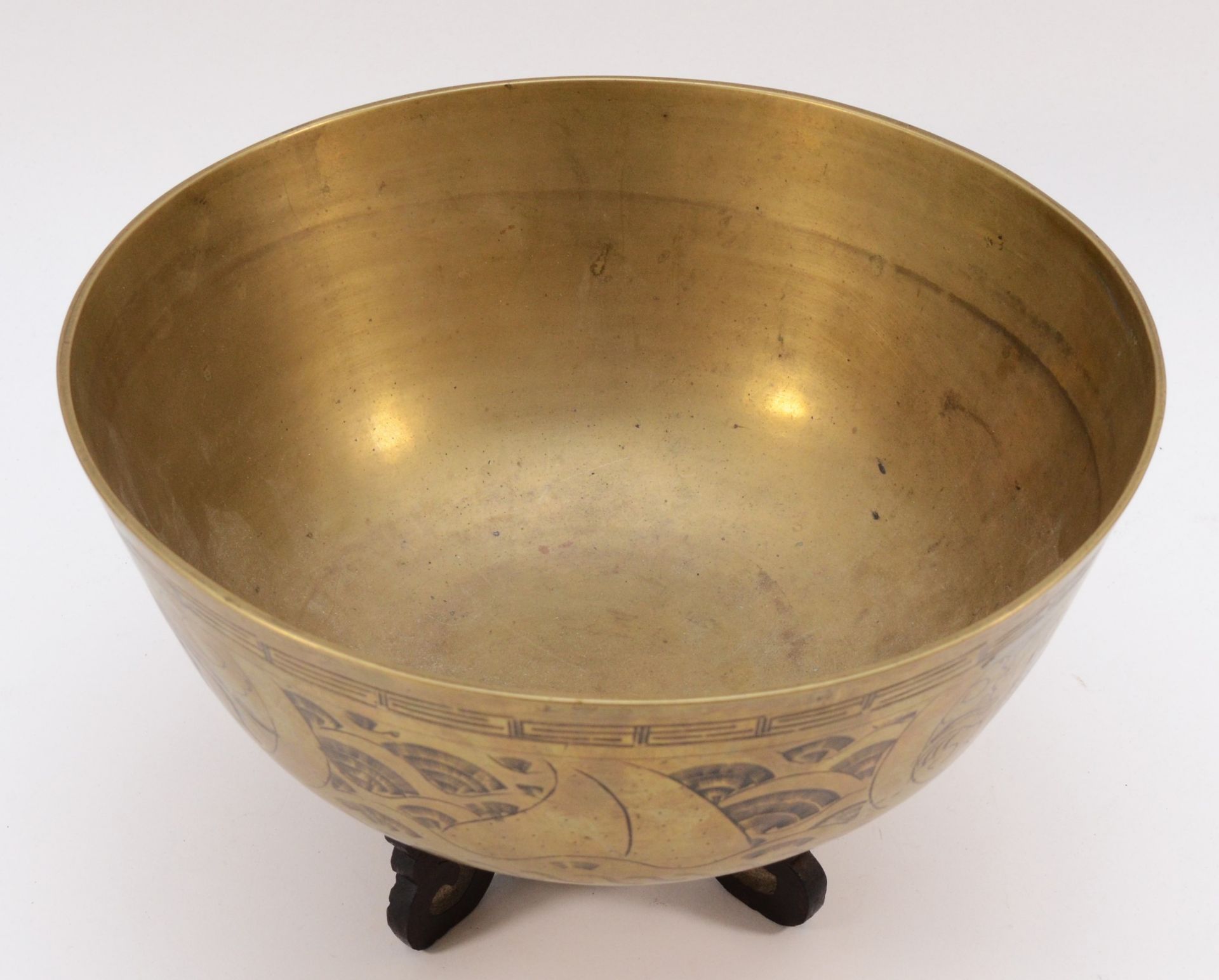 A 20th century Chinese brass singing bowl, engraved border with dragons in clouds, character mark to - Image 3 of 3