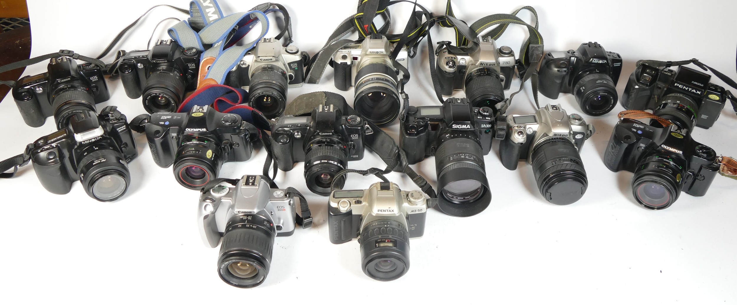 Twenty five SLR vintage film cameras to include a Minolta 404si, a Canon EOS 3000, an Olympus