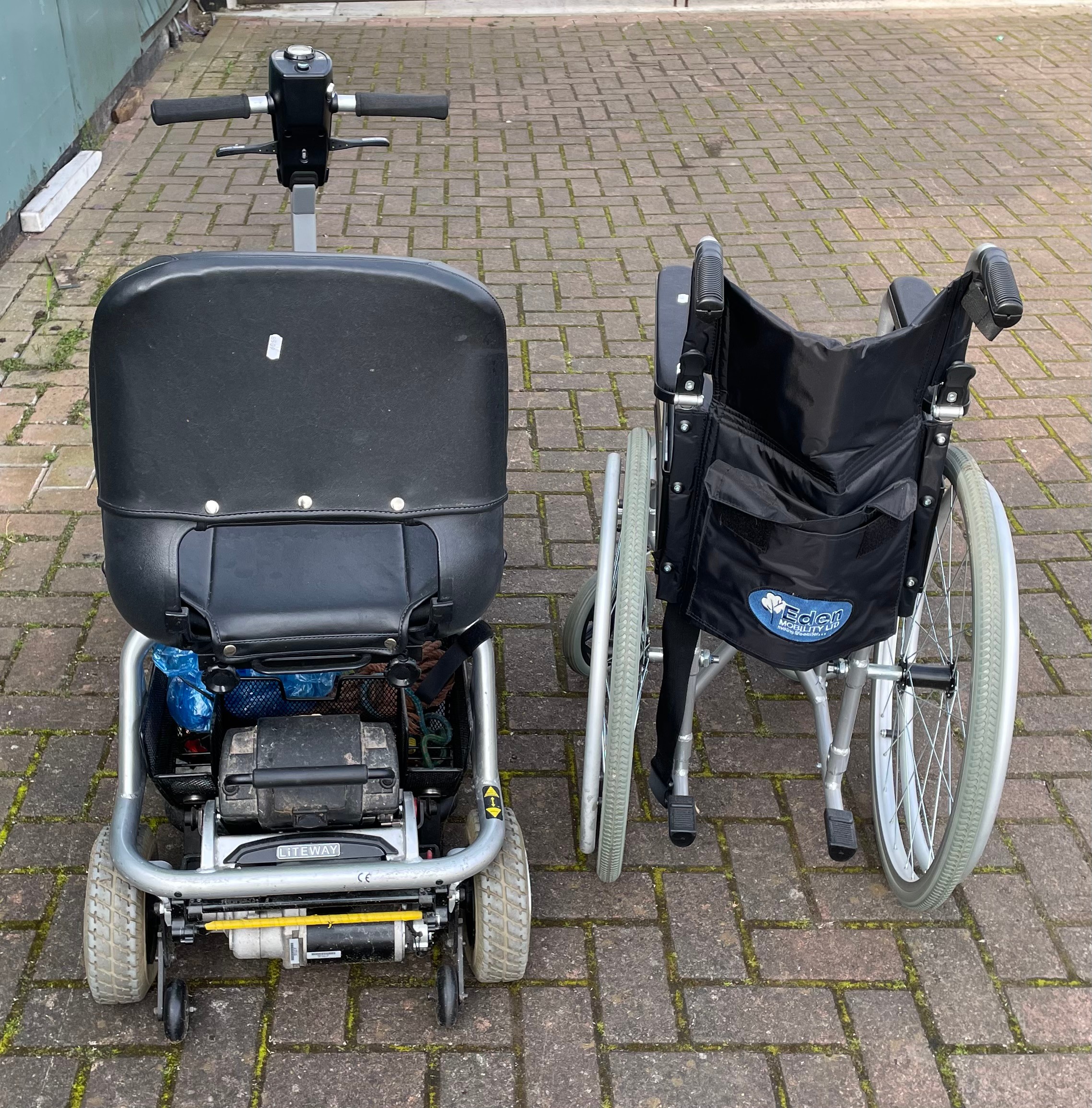 A Liteway folding mobility scooter, together with a folding wheelchair. (2) - Bild 3 aus 3