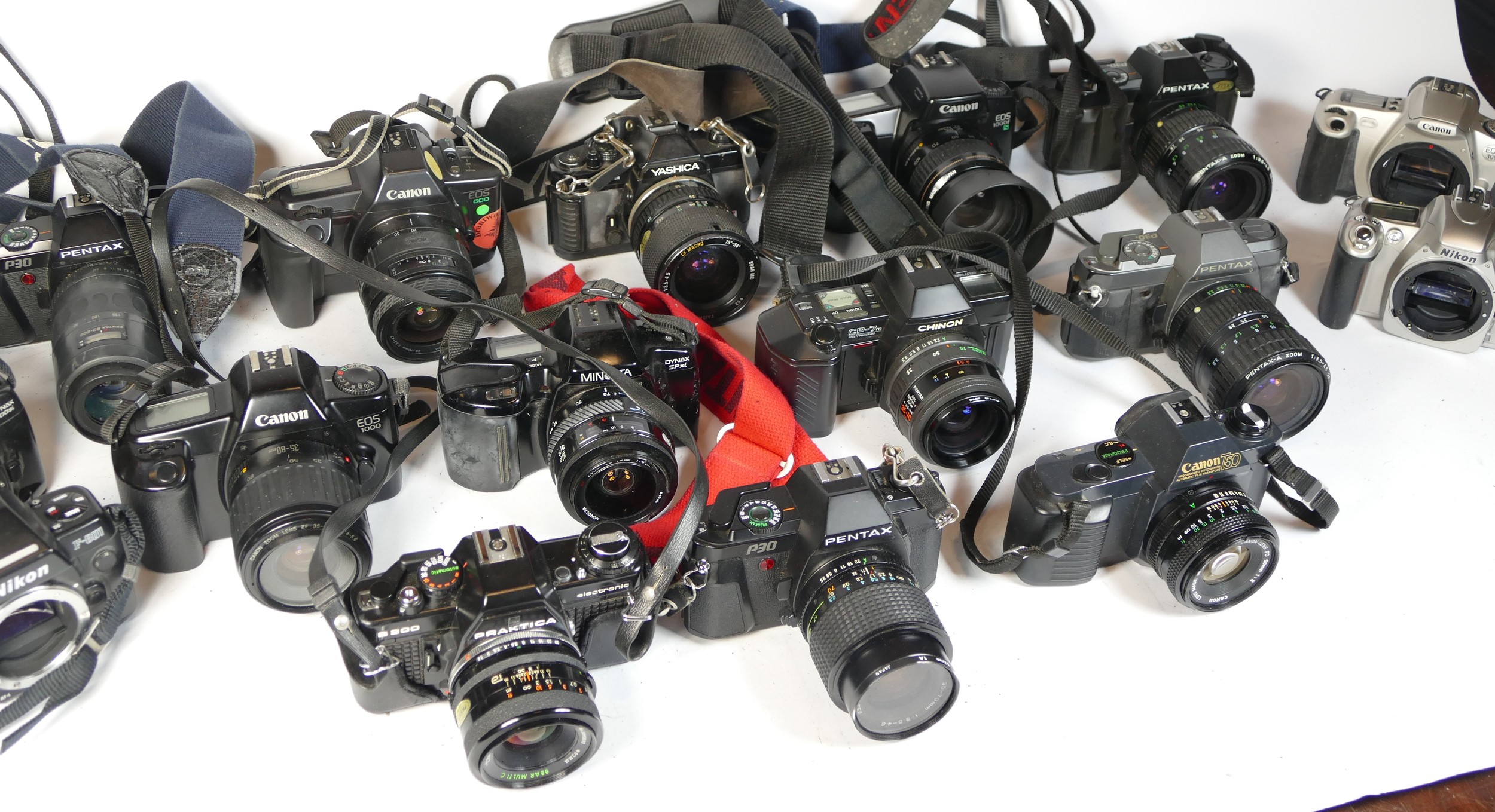 Seventeen SLR vintage film cameras to include a Praktica B200, a Canon EOS 1000, a Pentax P30 and - Bild 2 aus 2