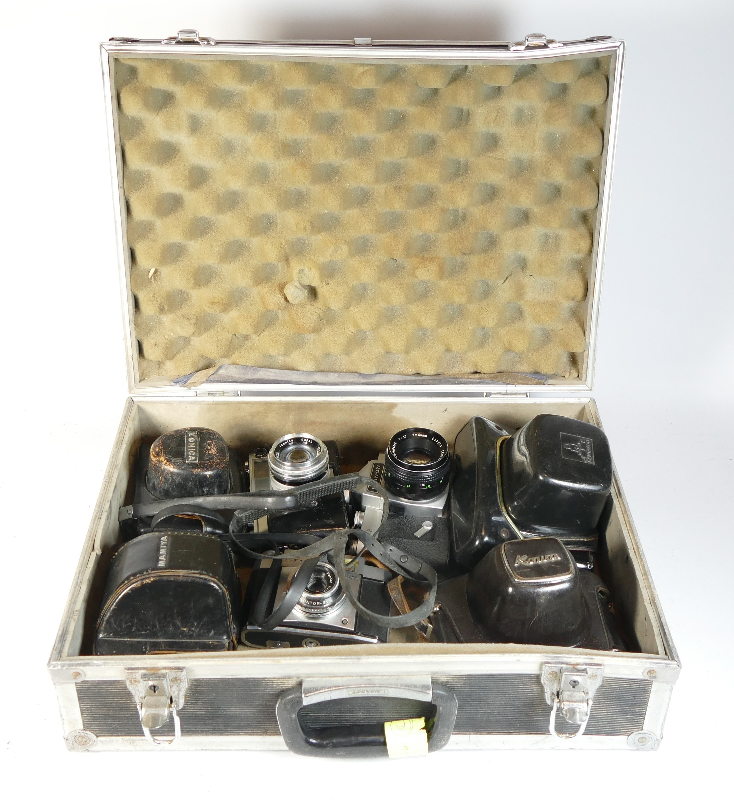 Seven SLR vintage film cameras to include a Mamiya Super Deluxe, a Yashica Minister 700, a Chinon CS - Image 4 of 4