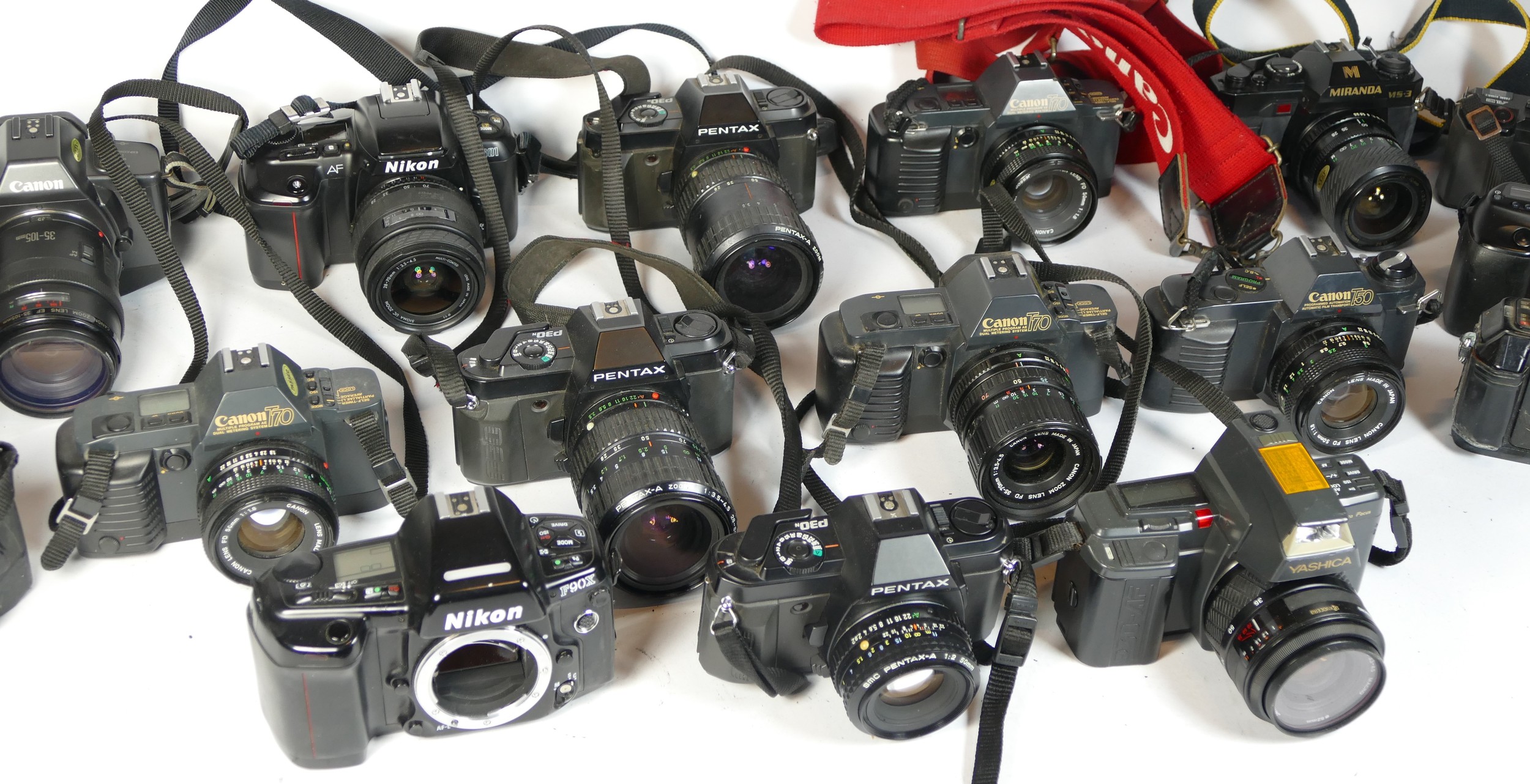Twenty seven SLR vintage film cameras to include a Pentax P30, a Nikon F301, a Canon T70 and a Nikon - Bild 2 aus 2