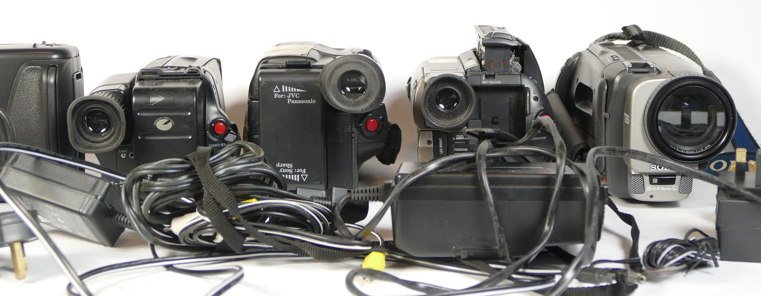 Five video camcorders comprising of a Sony CCD-TRV36E, a JVC GR-AX270E, a Sharp VL-E37H, a Sony - Bild 2 aus 2