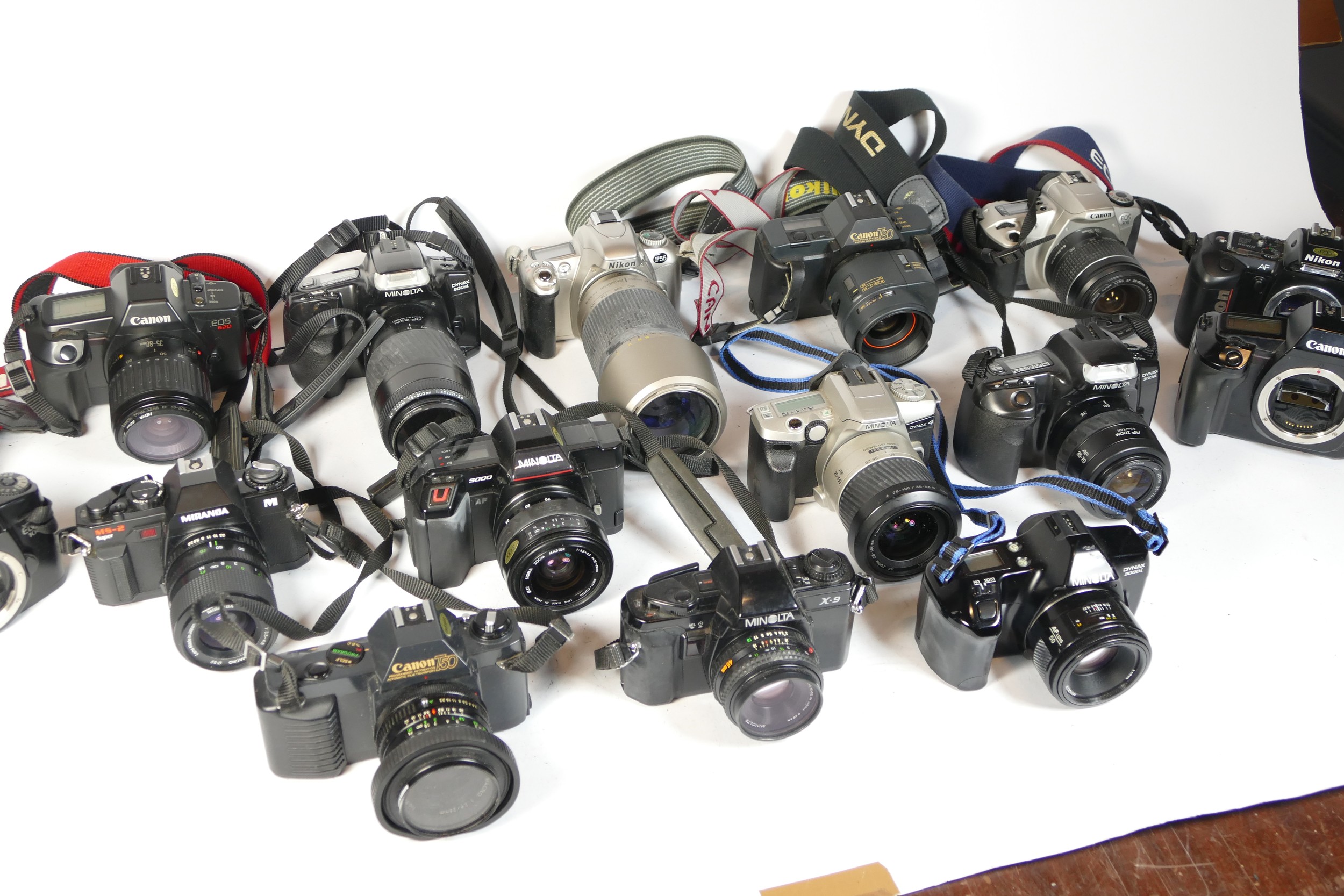 Twenty one SLR vintage film cameras to include a Minolta Dynax 4, a Nikon F55, a Canon T80, and a - Image 2 of 2