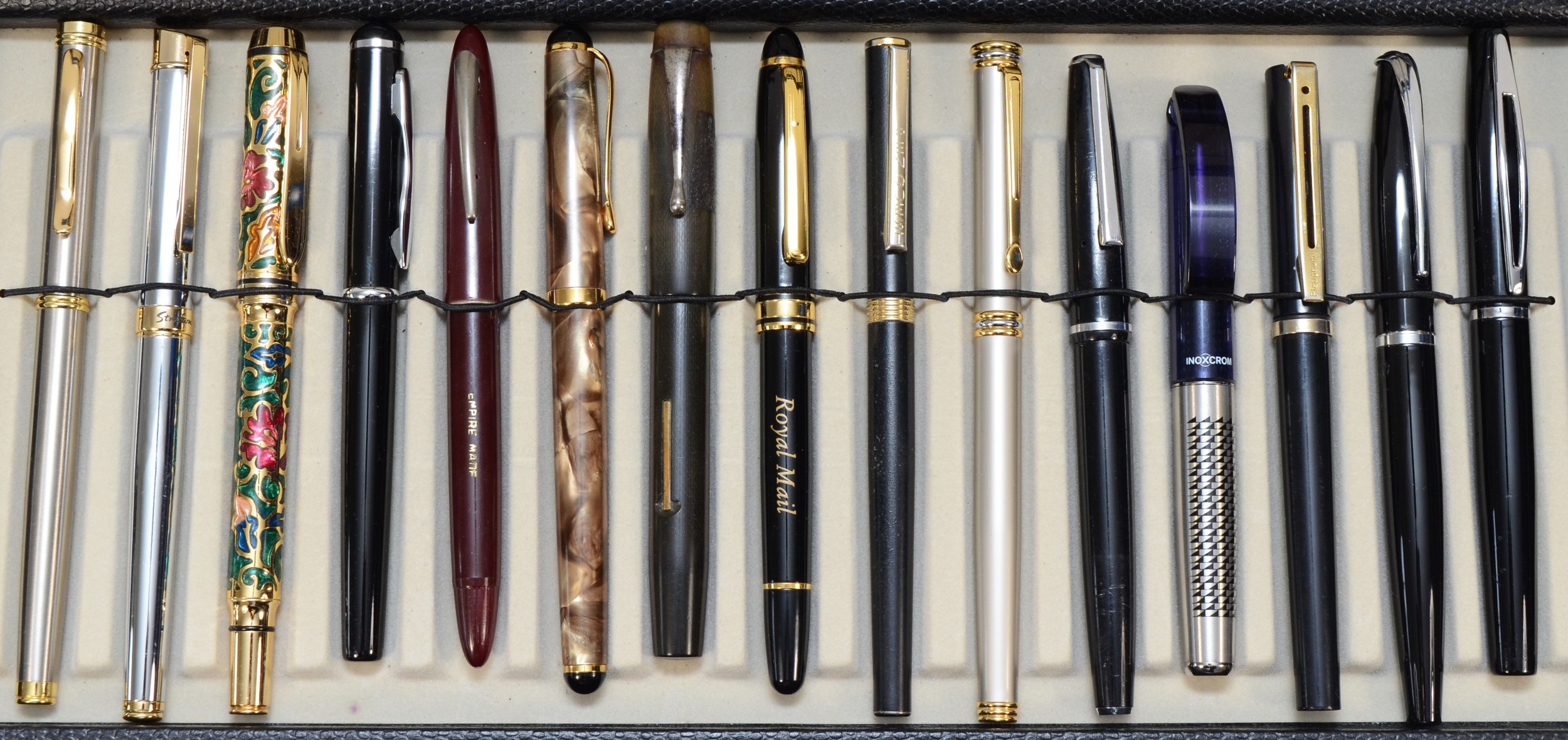 A collection of twenty fountain pens, various makes, mainly un-named, together with a 30 fountain - Image 3 of 3