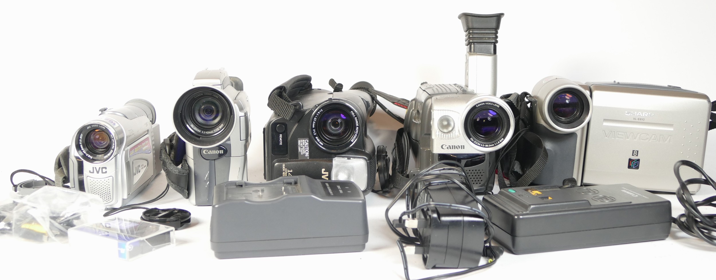 Five video camcorders comprising of a Canon UC8000E, a JVC GR-AX627E, a JVC GR-D21EK, a Canon DM- - Bild 2 aus 2