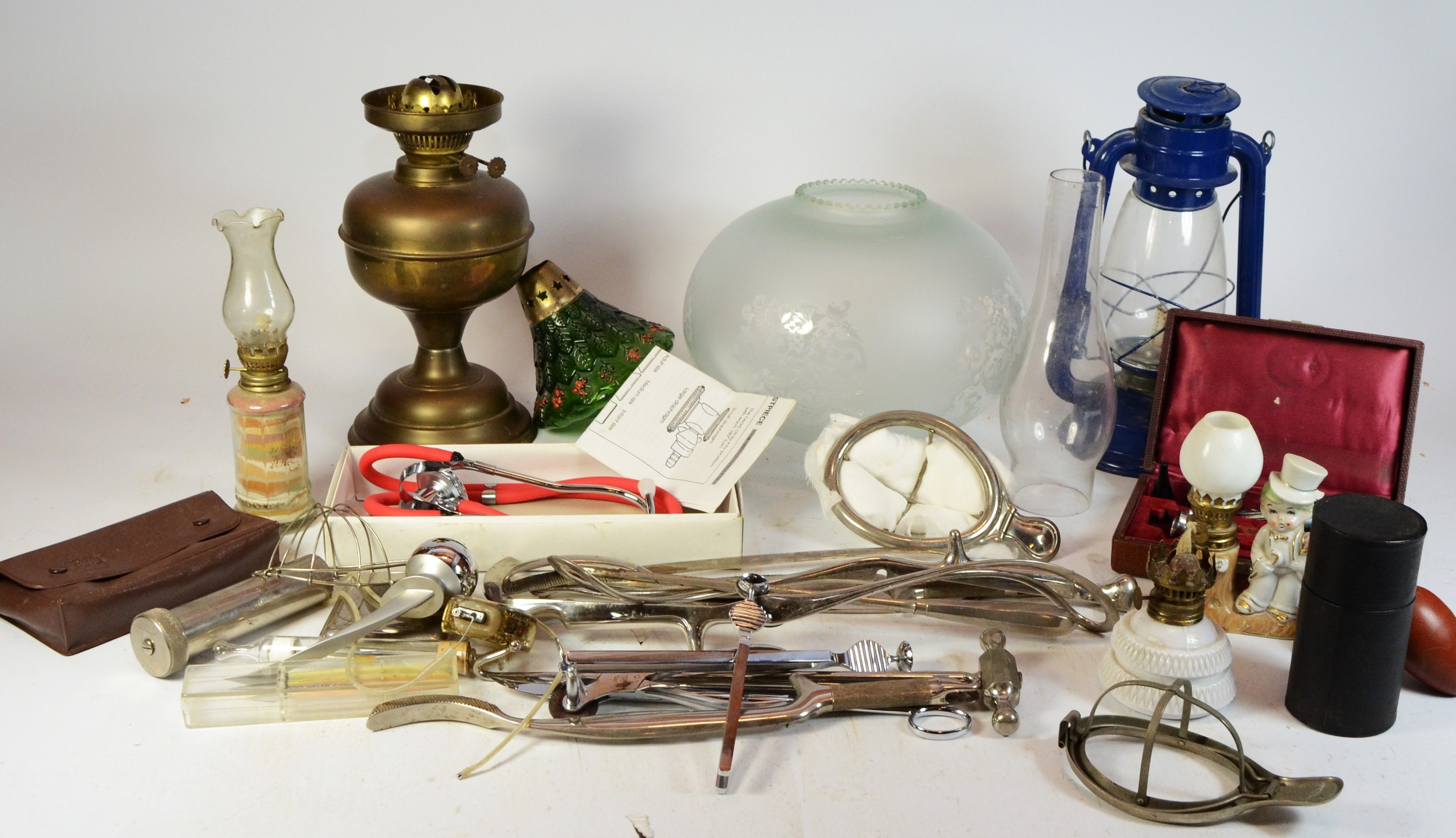 A collection of homewares, to include Caithness vases, art glass bowl, various oil lamps, clock - Bild 2 aus 5