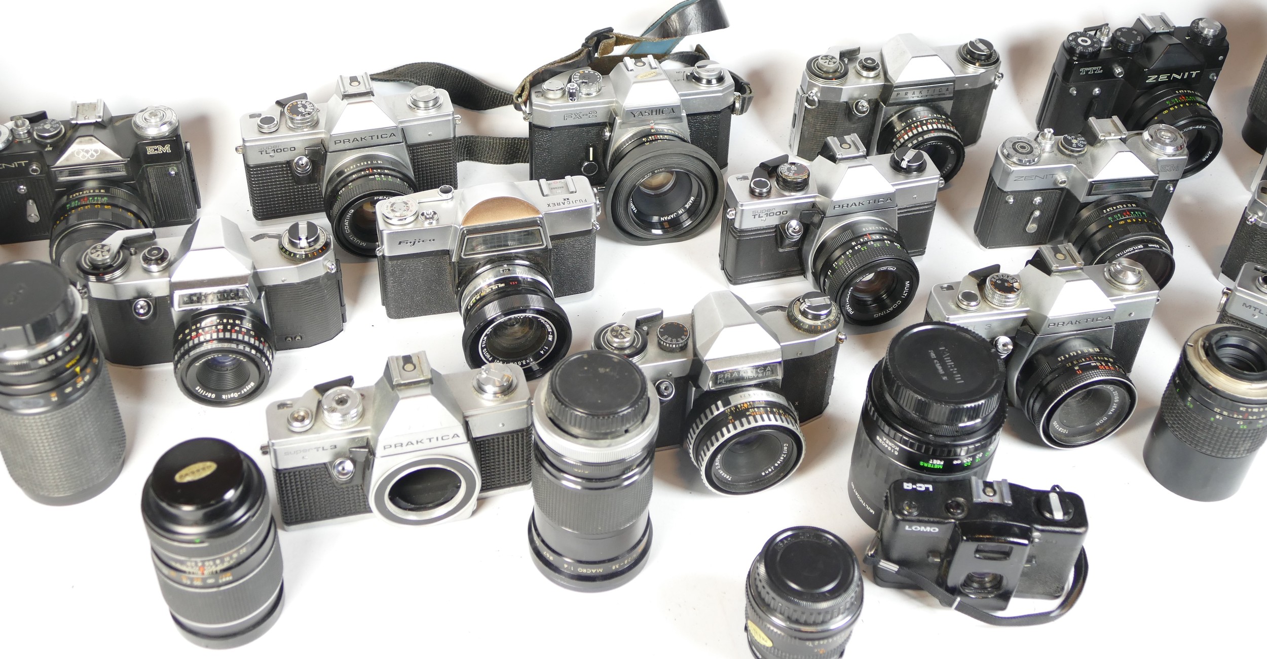Sixteen SLR vintage film cameras to include a Praktica MTL3, a Praktica Tuova, a Fujica and a Chinon - Image 2 of 2