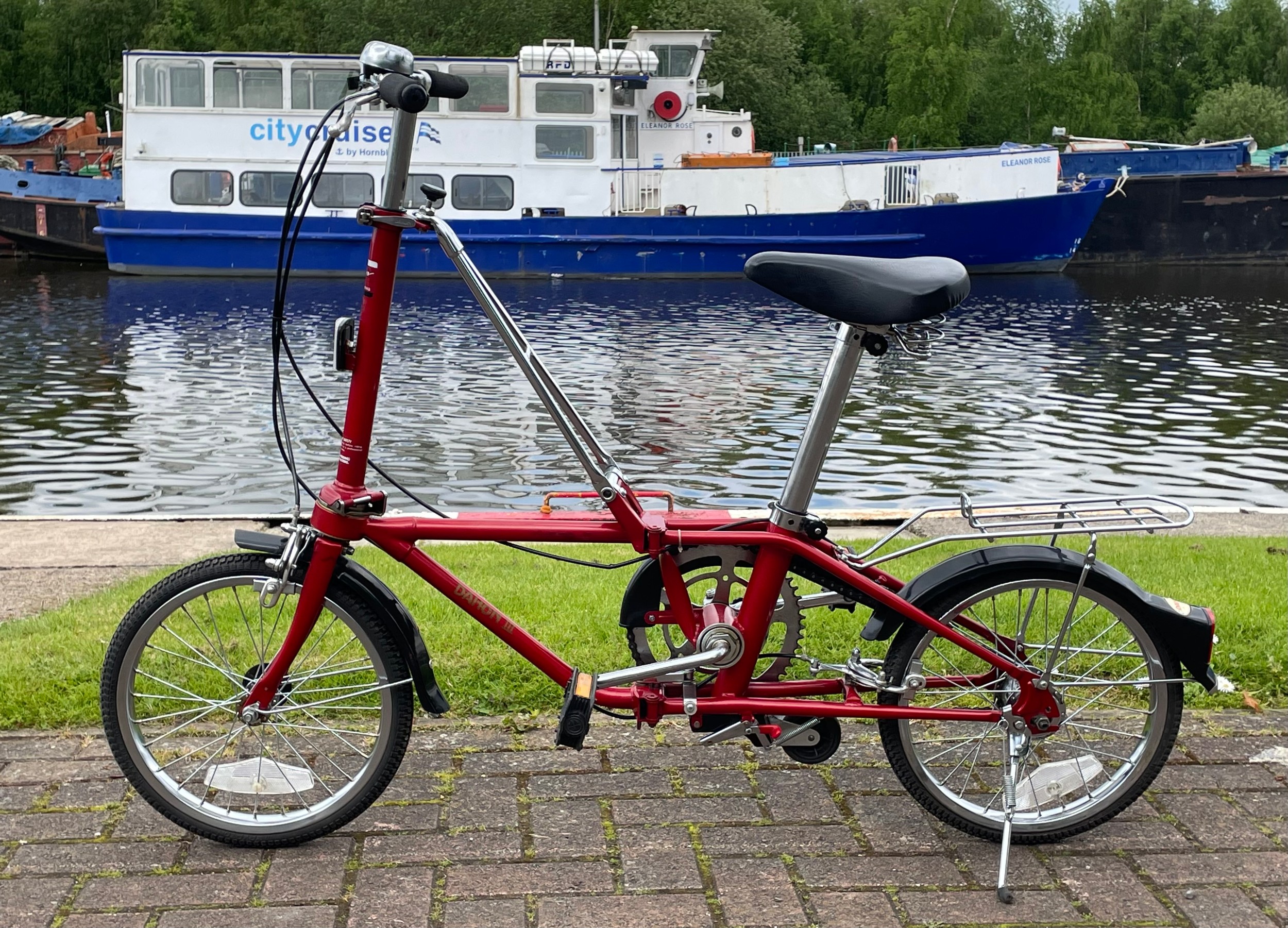 A Dahon folding bicycle, metallic red with carry case. - Image 2 of 7