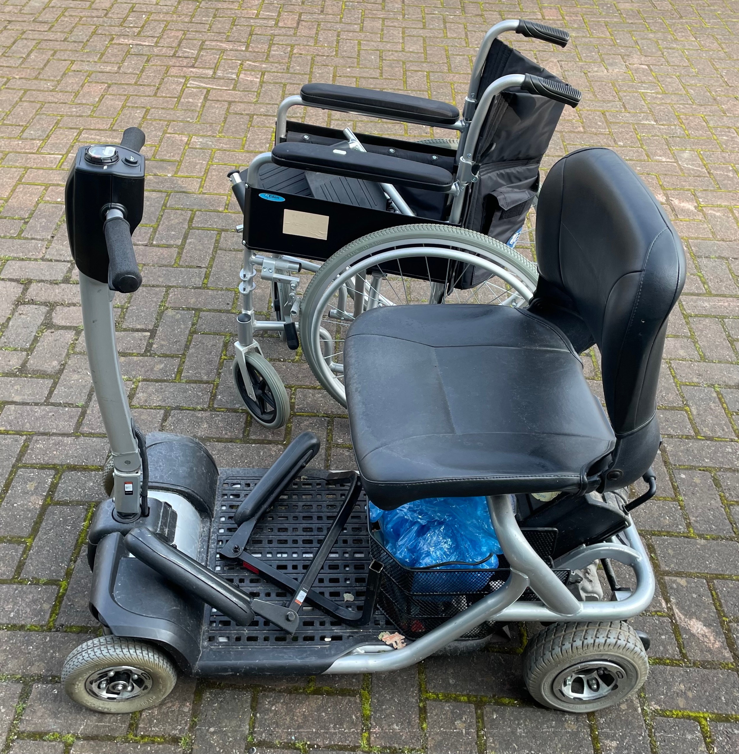 A Liteway folding mobility scooter, together with a folding wheelchair. (2) - Bild 2 aus 3