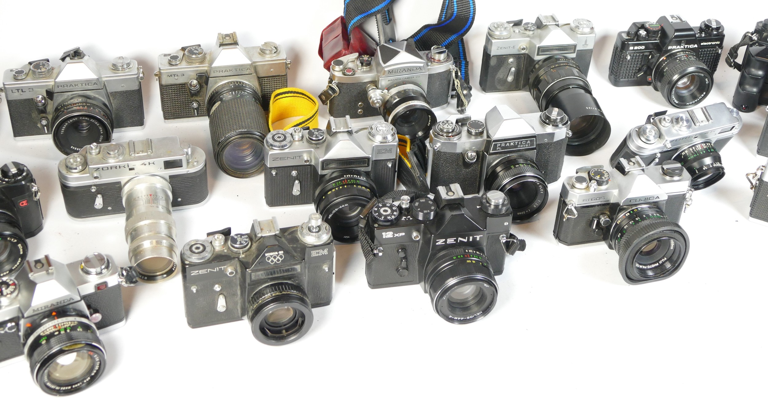 Nineteen SLR vintage film cameras to include a Zenit 12xp, a Chinon CE-5, a Praktica Nova II and a - Bild 2 aus 2