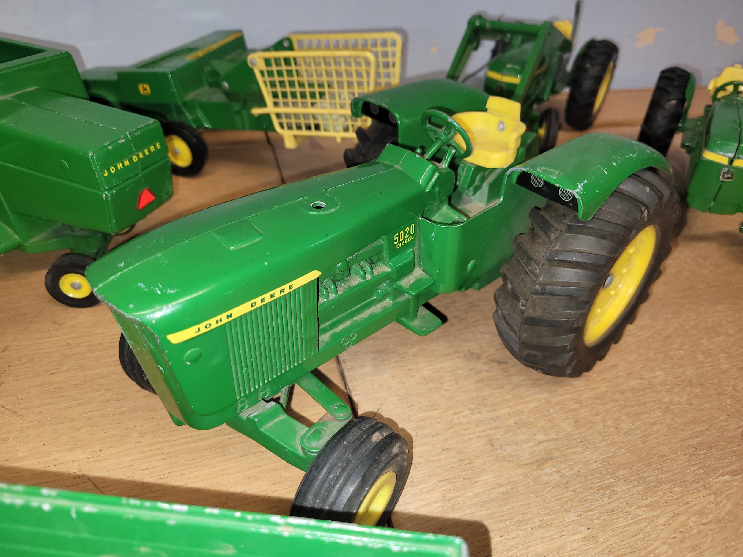 Ertl U.S.A - Diecast farming models and machinery, to include three tractors, loader, bailer and two - Bild 2 aus 2