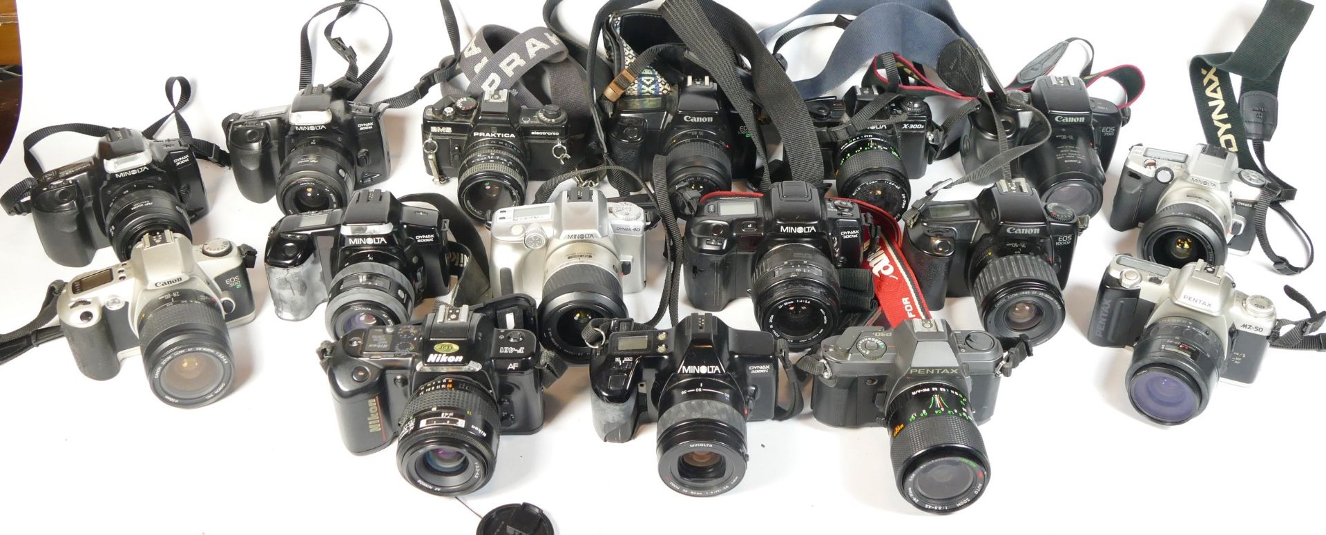 Twenty five SLR vintage film cameras to include a Minolta Maxxum 3000i, a Pentax MZ-50, a Canon