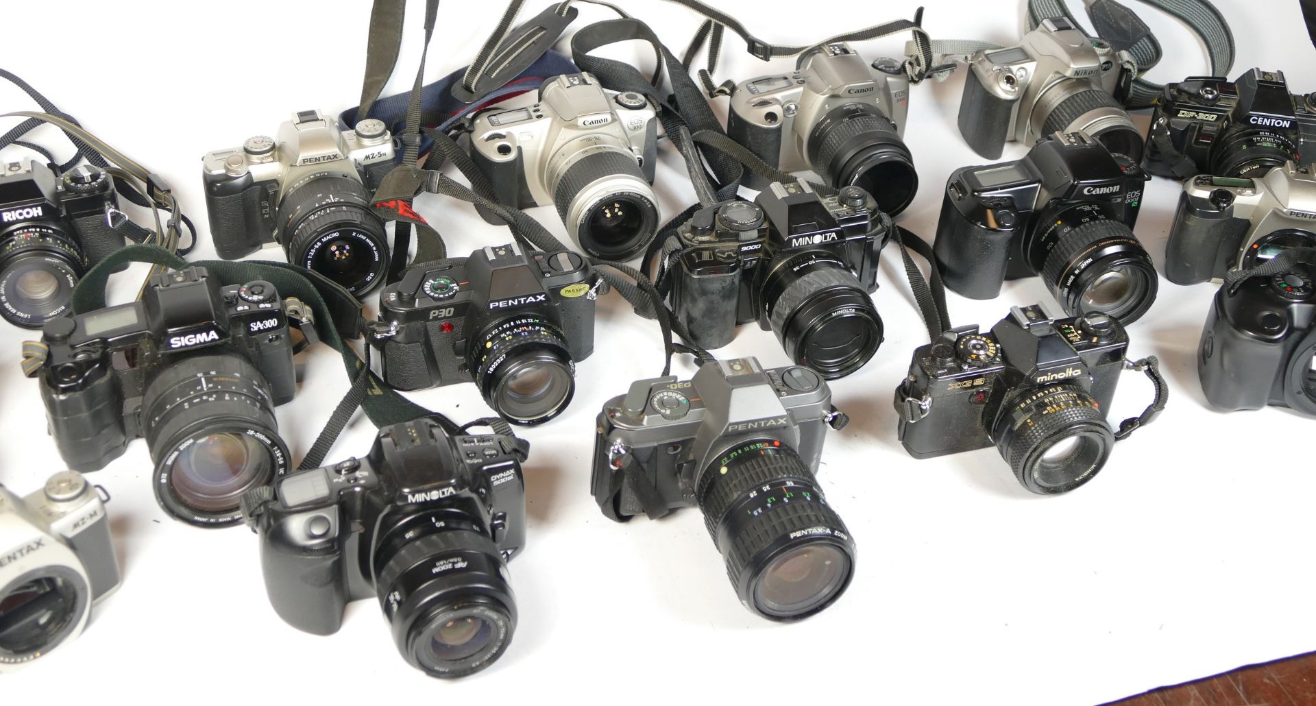 Twenty four SLR vintage film cameras to include a Pentax MZ-M, a Minolta 300si, a Carena 100sx and a - Image 2 of 2