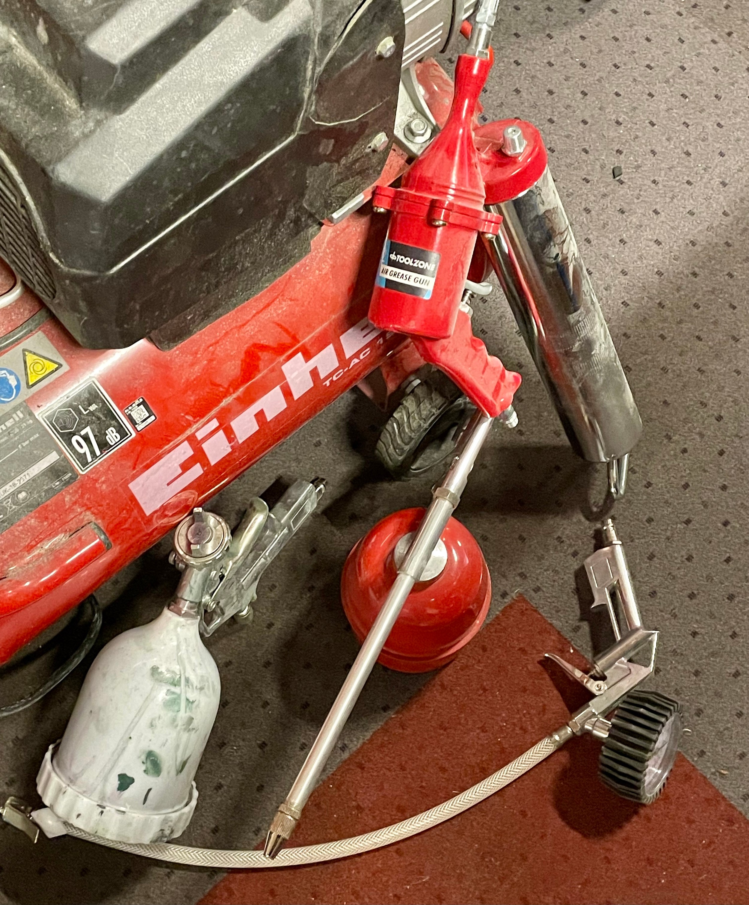 A Einhell 240 volt compressor, with associated airlines, grease gun and paint gun. - Bild 3 aus 3