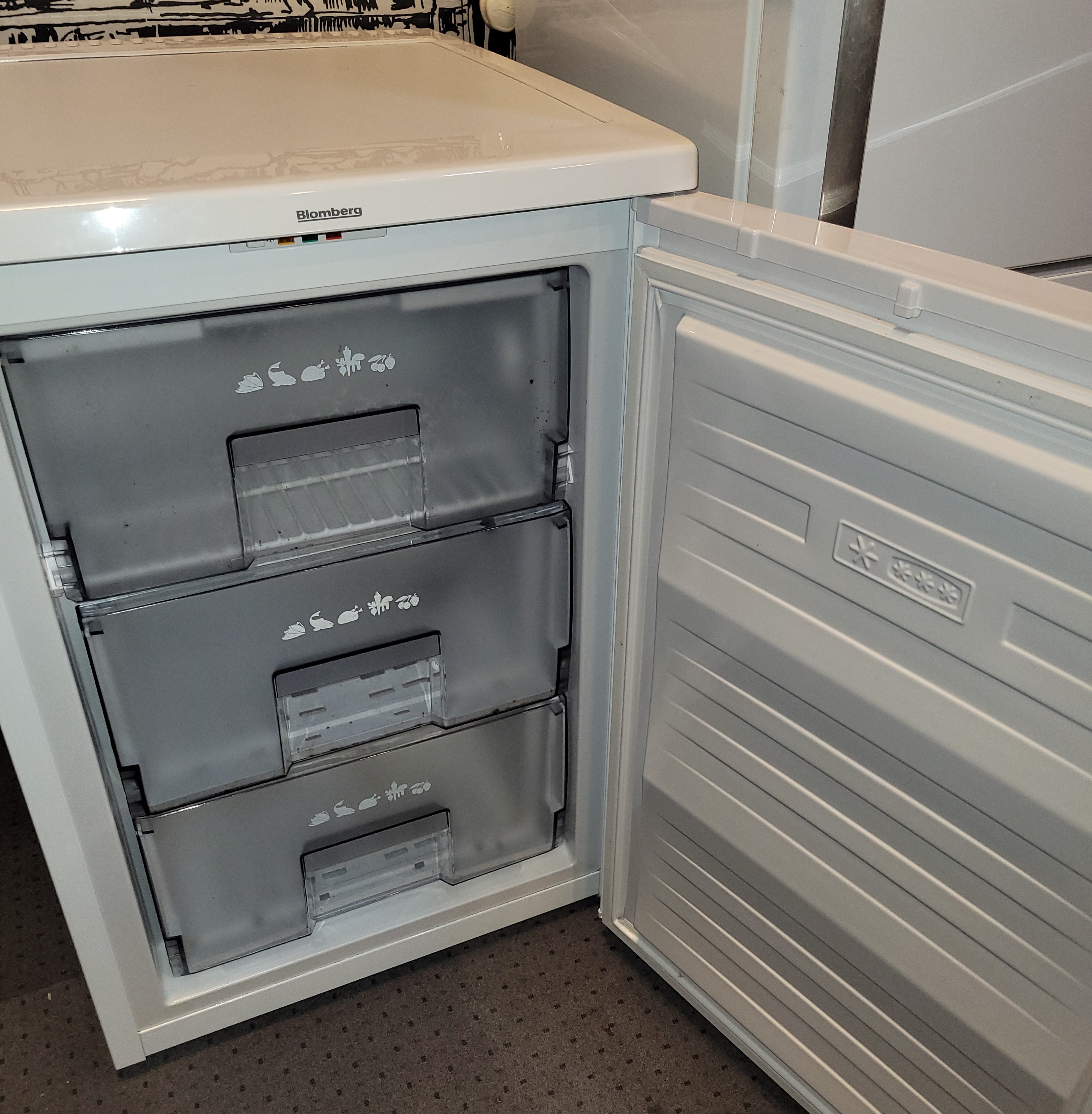 A Bloomberg undercounter freezer. W54, D60, H84cm. - Bild 2 aus 2